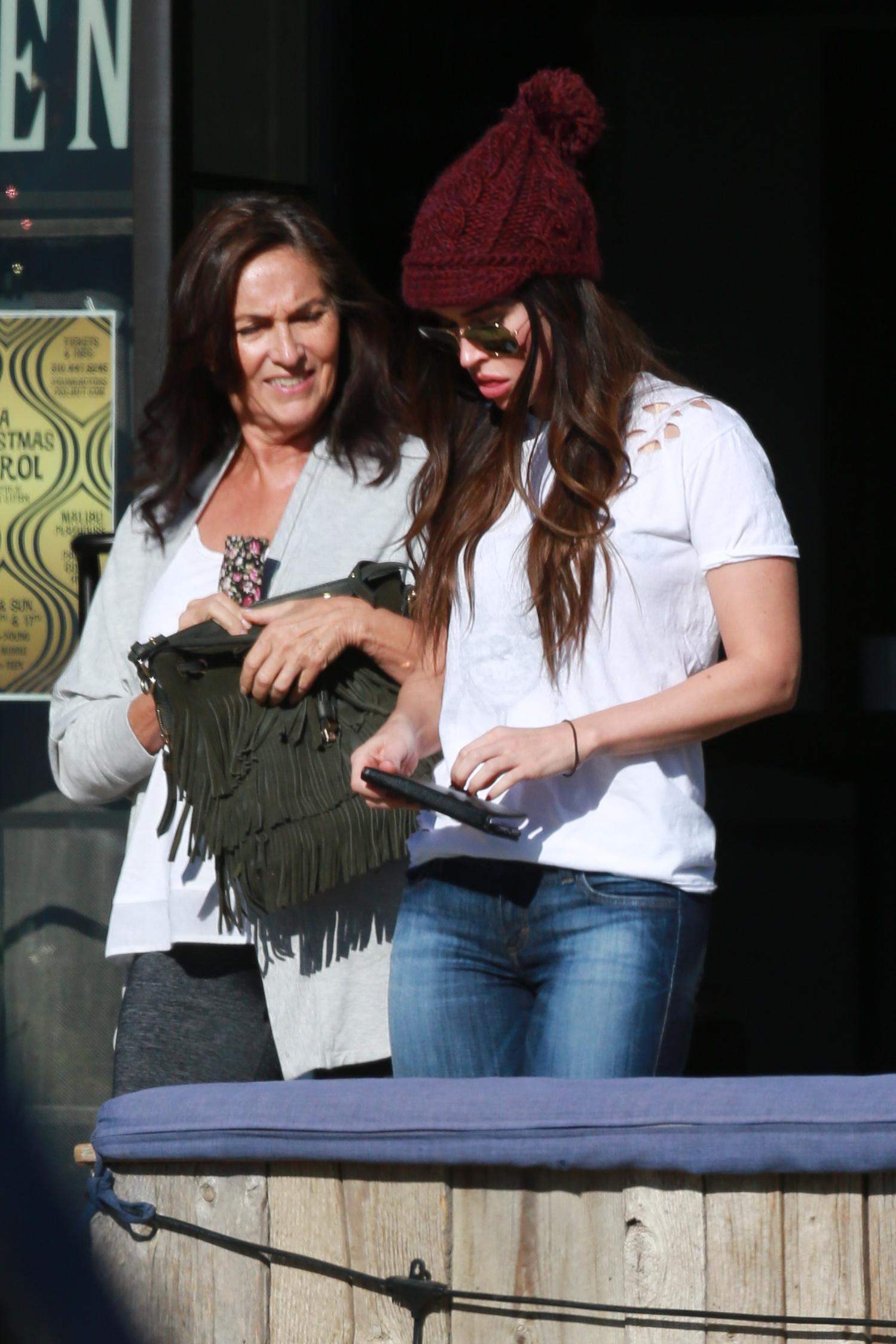 Meeting_Up_With_Her_Mom_for_Lunch_Date_in_Malibu_-_December_13-07.jpg