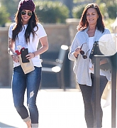 Meeting_Up_With_Her_Mom_for_Lunch_Date_in_Malibu_-_December_13-05.jpg
