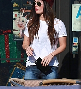 Meeting_Up_With_Her_Mom_for_Lunch_Date_in_Malibu_-_December_13-06.jpg