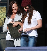 Meeting_Up_With_Her_Mom_for_Lunch_Date_in_Malibu_-_December_13-07.jpg