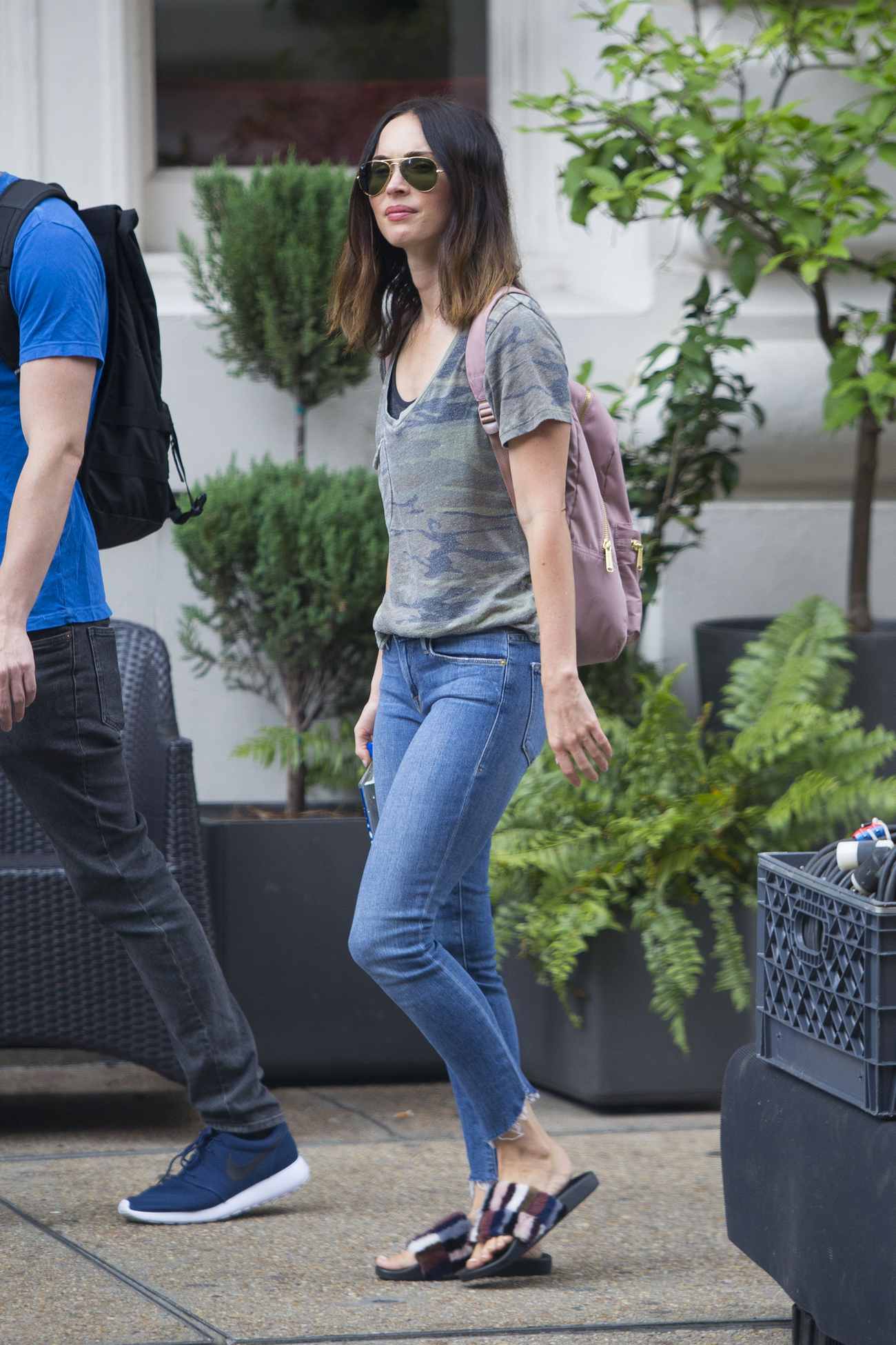 Megan_Fox_was_seen_going_for_a_stroll_and_doing_some_flower_shopping_with_a_male_friend_28129.jpg