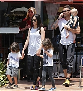 Megan_Fox_-_And_Brian_Austin_Green_take_their_kids_to_the_zoo_in_Santa_Barbara_on_July_9-01.jpg