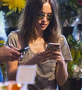 Megan_Fox_was_seen_going_for_a_stroll_and_doing_some_flower_shopping_with_a_male_friend_28329.jpg