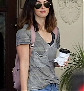 Megan_Fox_was_seen_going_for_a_stroll_and_doing_some_flower_shopping_with_a_male_friend_28629.jpg
