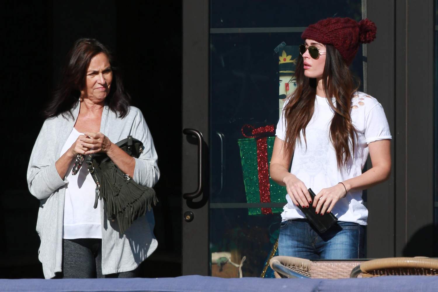 Meeting_Up_With_Her_Mom_for_Lunch_Date_in_Malibu_-_December_13-01.jpg