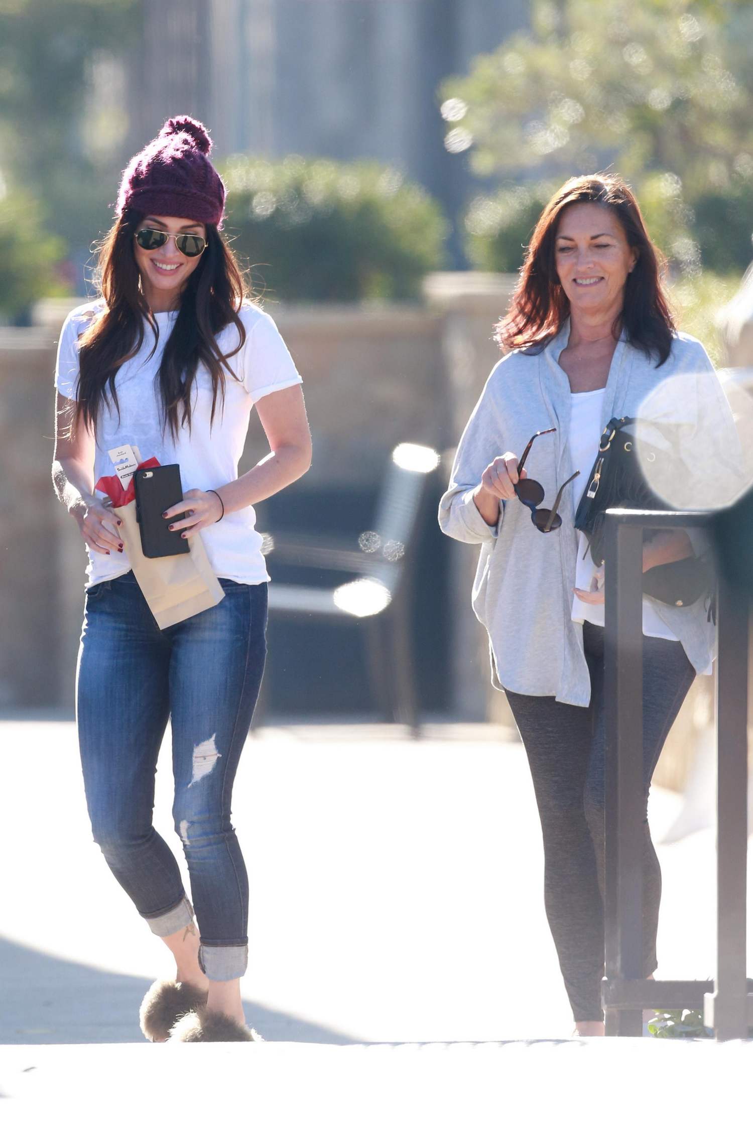Meeting_Up_With_Her_Mom_for_Lunch_Date_in_Malibu_-_December_13-05.jpg