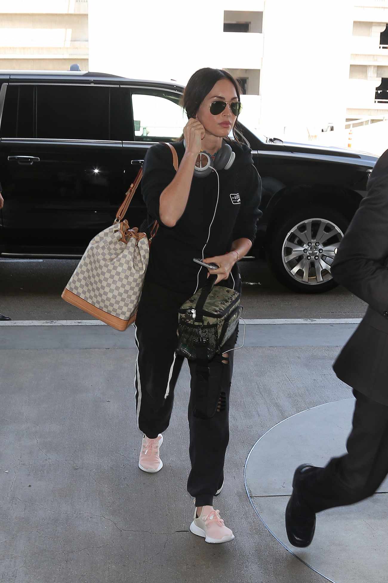 Arrives_at_LAX2C_Los_Angeles_-_June_600002.JPG