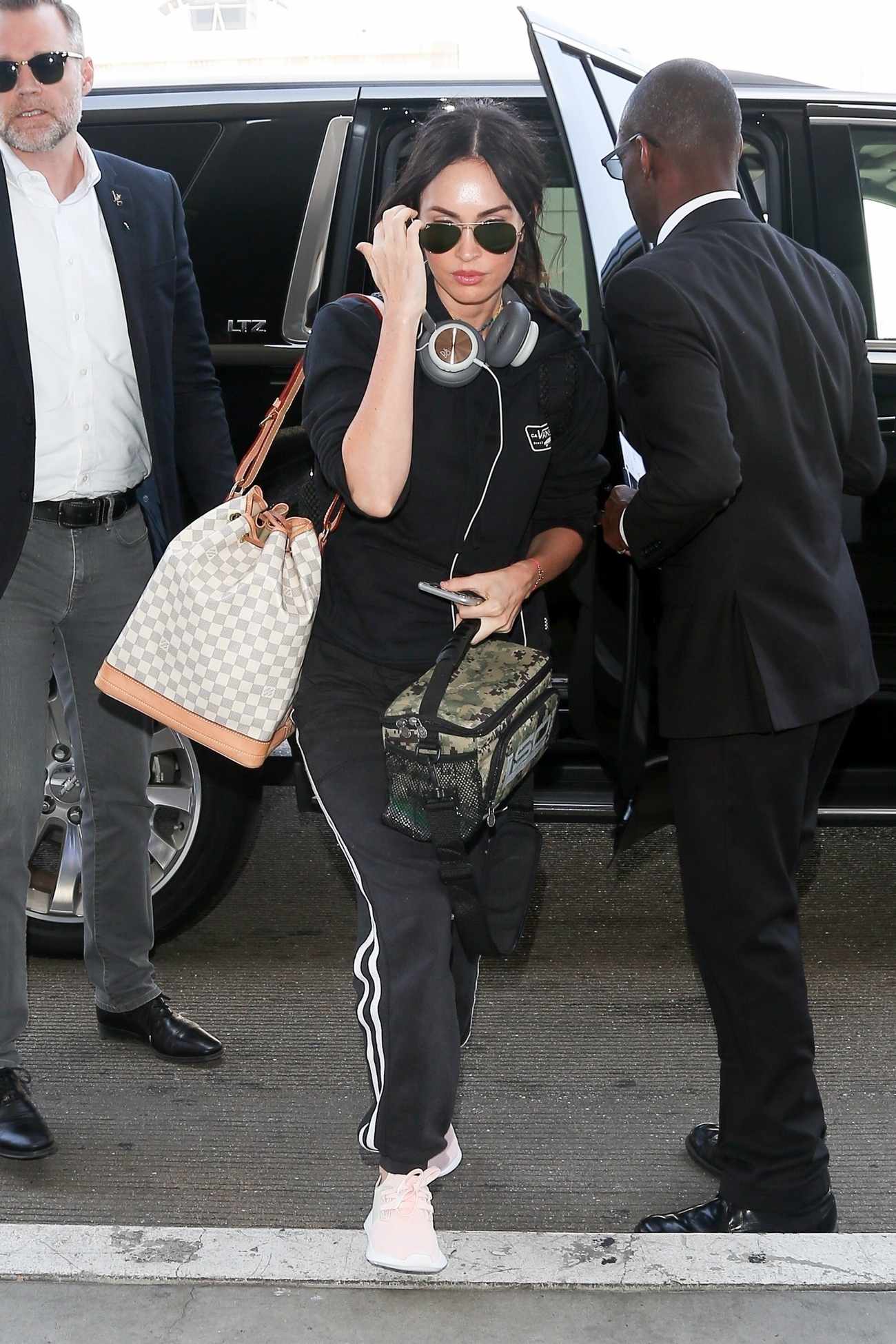 Arrives_at_LAX2C_Los_Angeles_-_June_600004.jpg