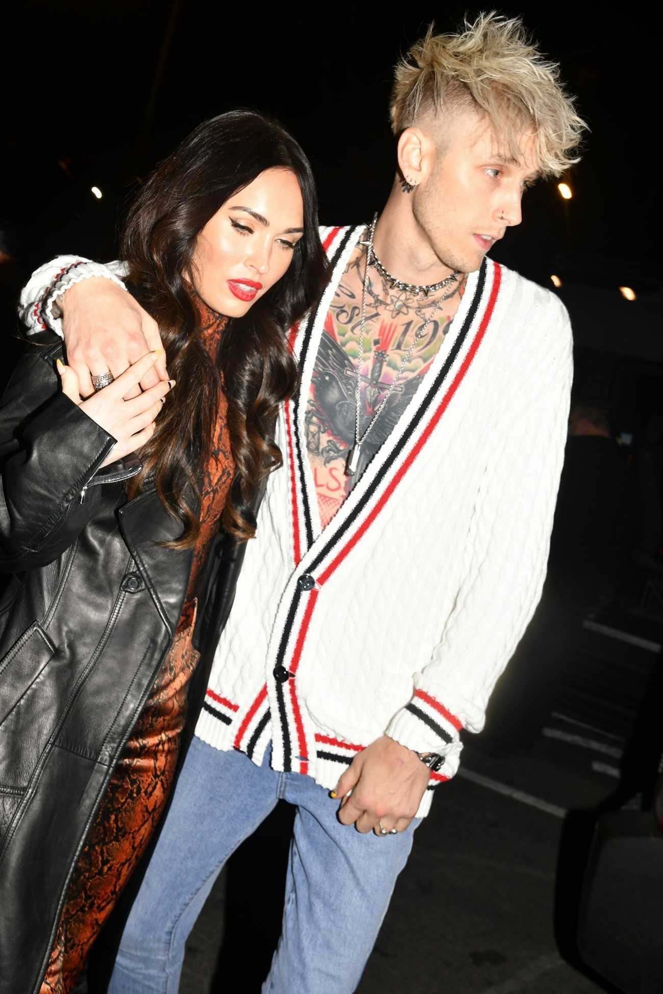 Leaving_their_hotel_with_Machine_Gun_Kelly_in_New_Year_January_302C_2021_04.jpg