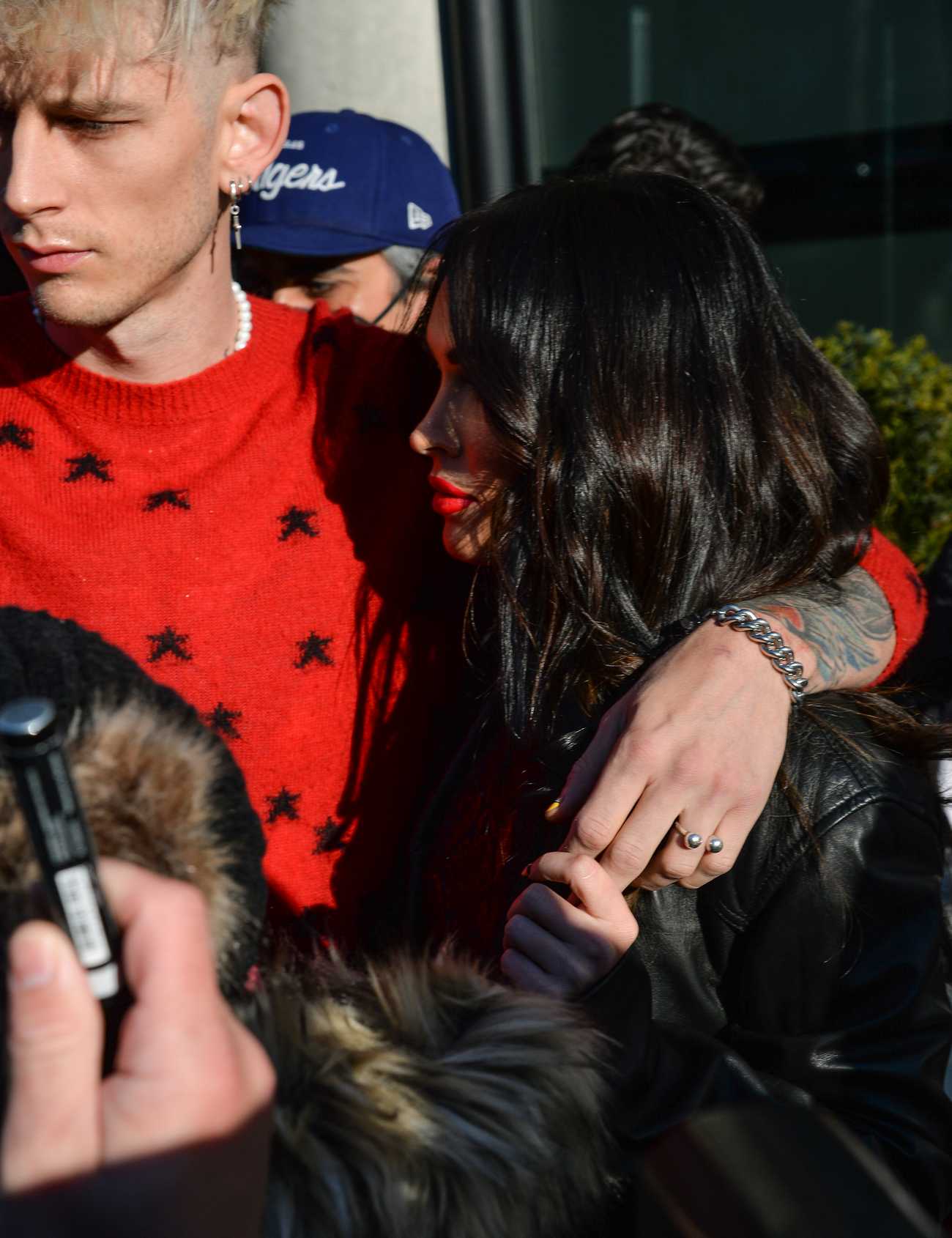 Leaving_their_hotel_with_Machine_Gun_Kelly_in_New_Year_January_302C_2021_05.jpg