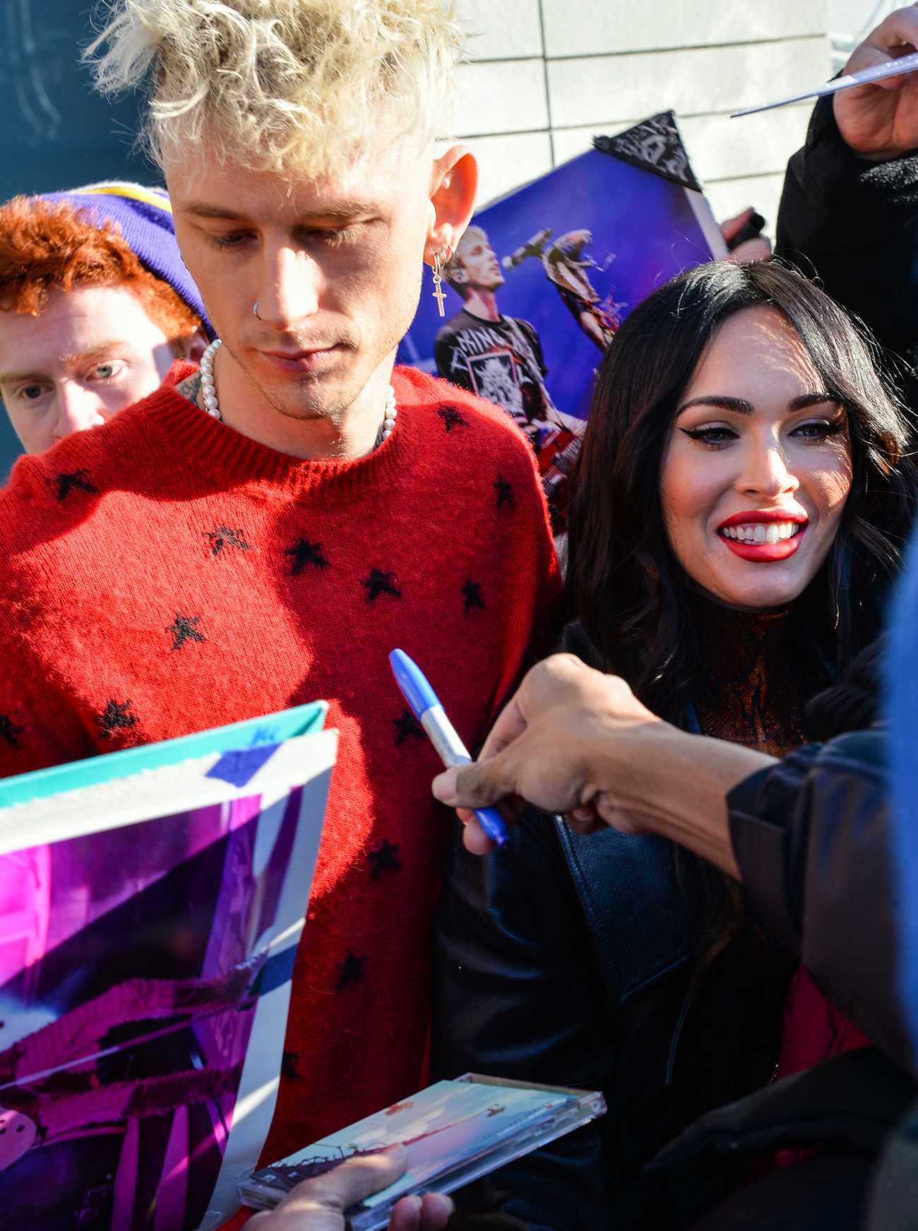 Leaving_their_hotel_with_Machine_Gun_Kelly_in_New_Year_January_302C_2021_14.jpg