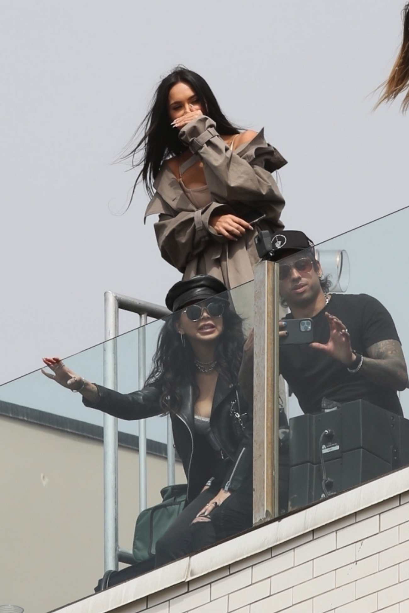 Machine_Gun_Kelly_s_performance_in_Venice_Beach2C_California_-_June_19_04.jpg