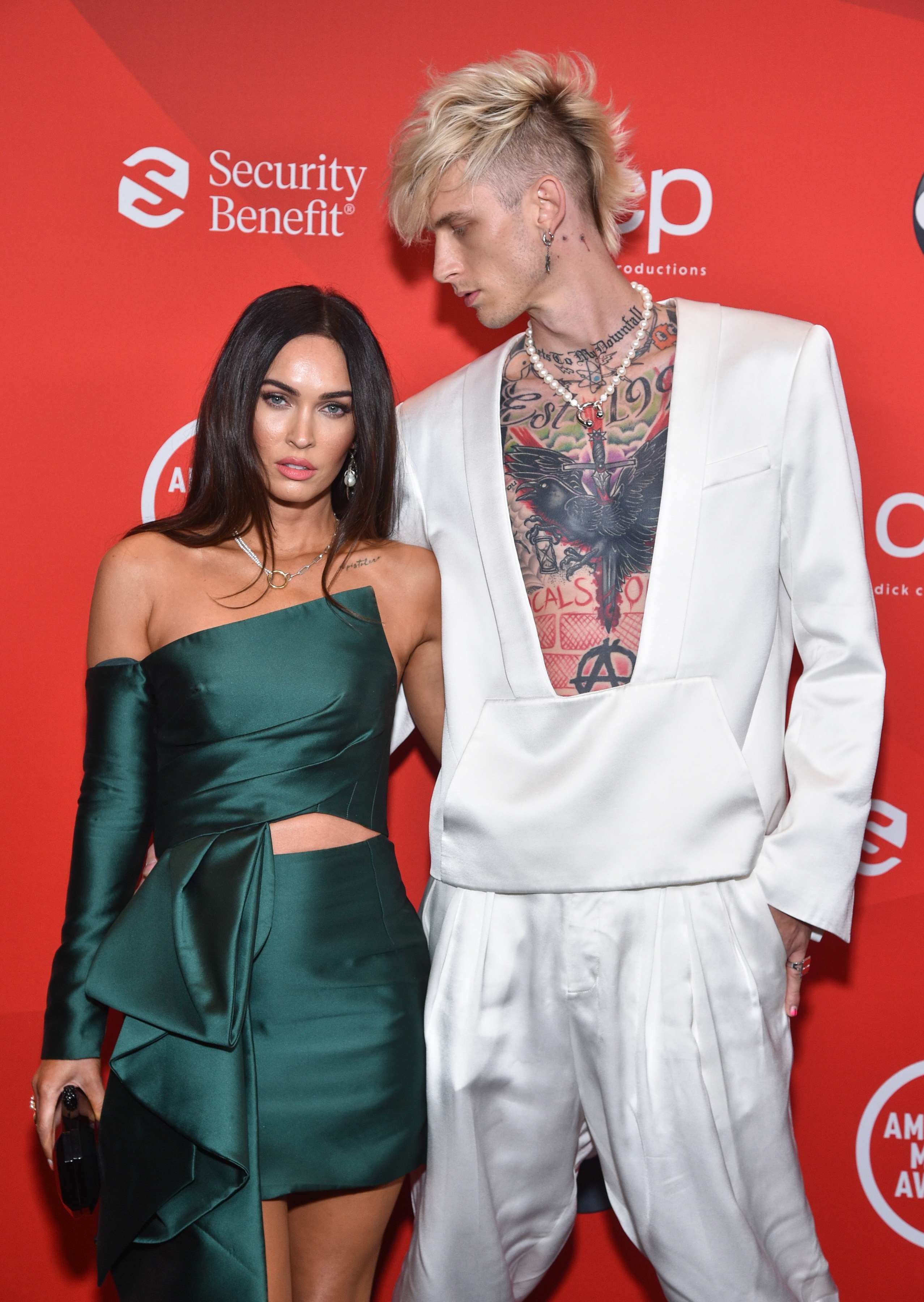 Megan_Fox_-_2020_American_Music_Awards_in_Los_Angeles_November_222C_2020-01~0.jpg