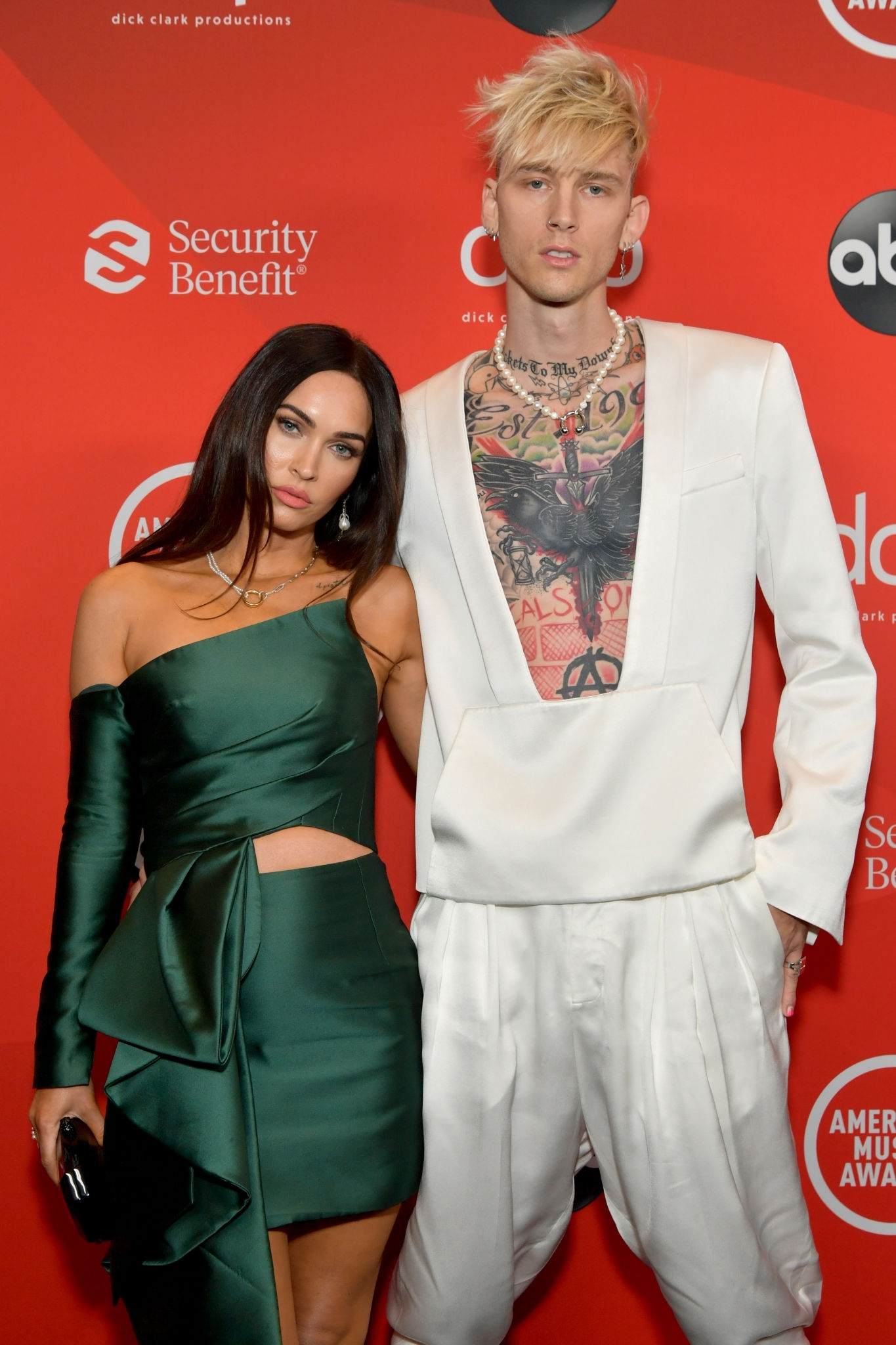 Megan_Fox_-_2020_American_Music_Awards_in_Los_Angeles_November_222C_2020-04.jpg