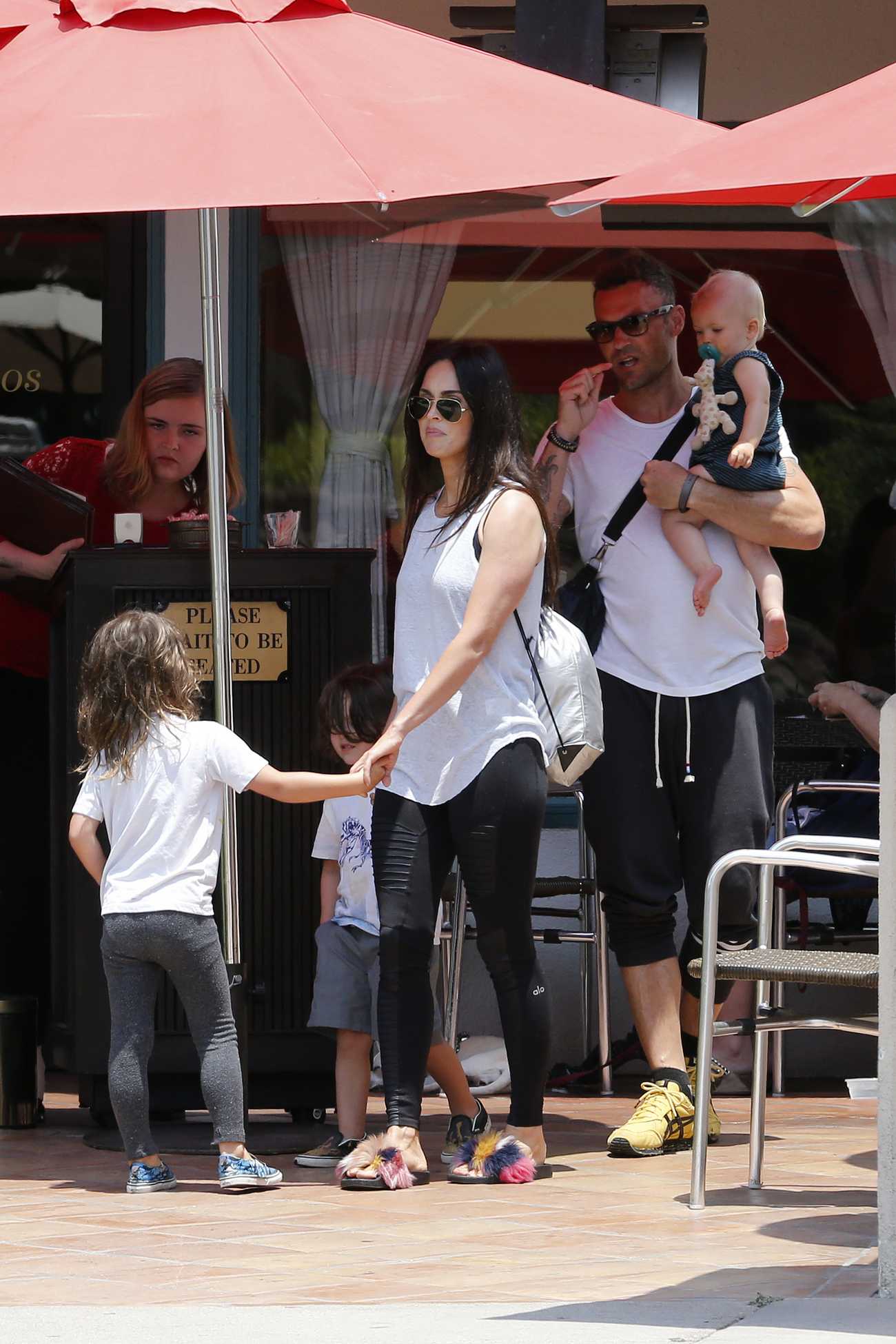 Megan_Fox_-_And_Brian_Austin_Green_take_their_kids_to_the_zoo_in_Santa_Barbara_on_July_9-03.jpg