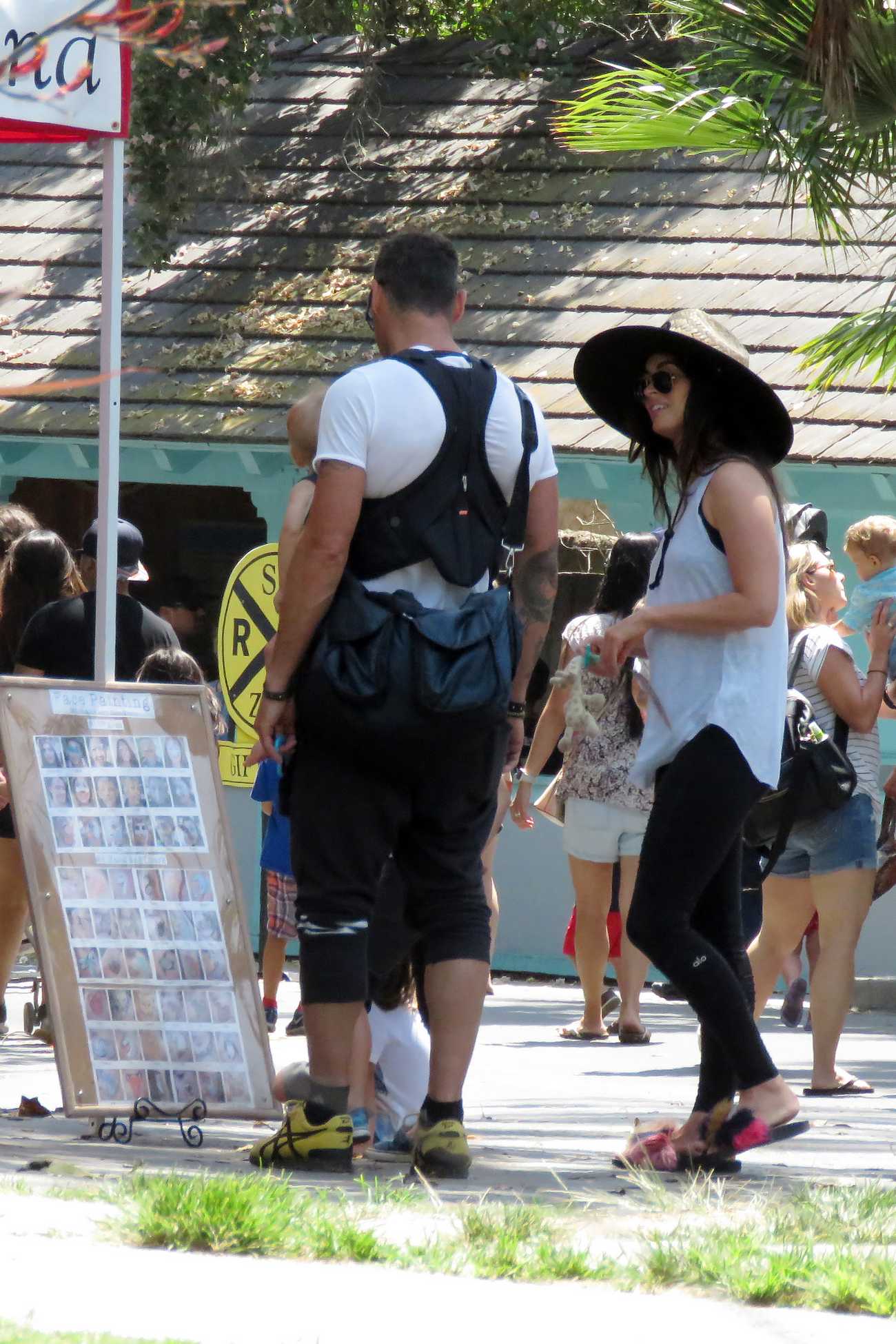 Megan_Fox_-_And_Brian_Austin_Green_take_their_kids_to_the_zoo_in_Santa_Barbara_on_July_9-09.jpg