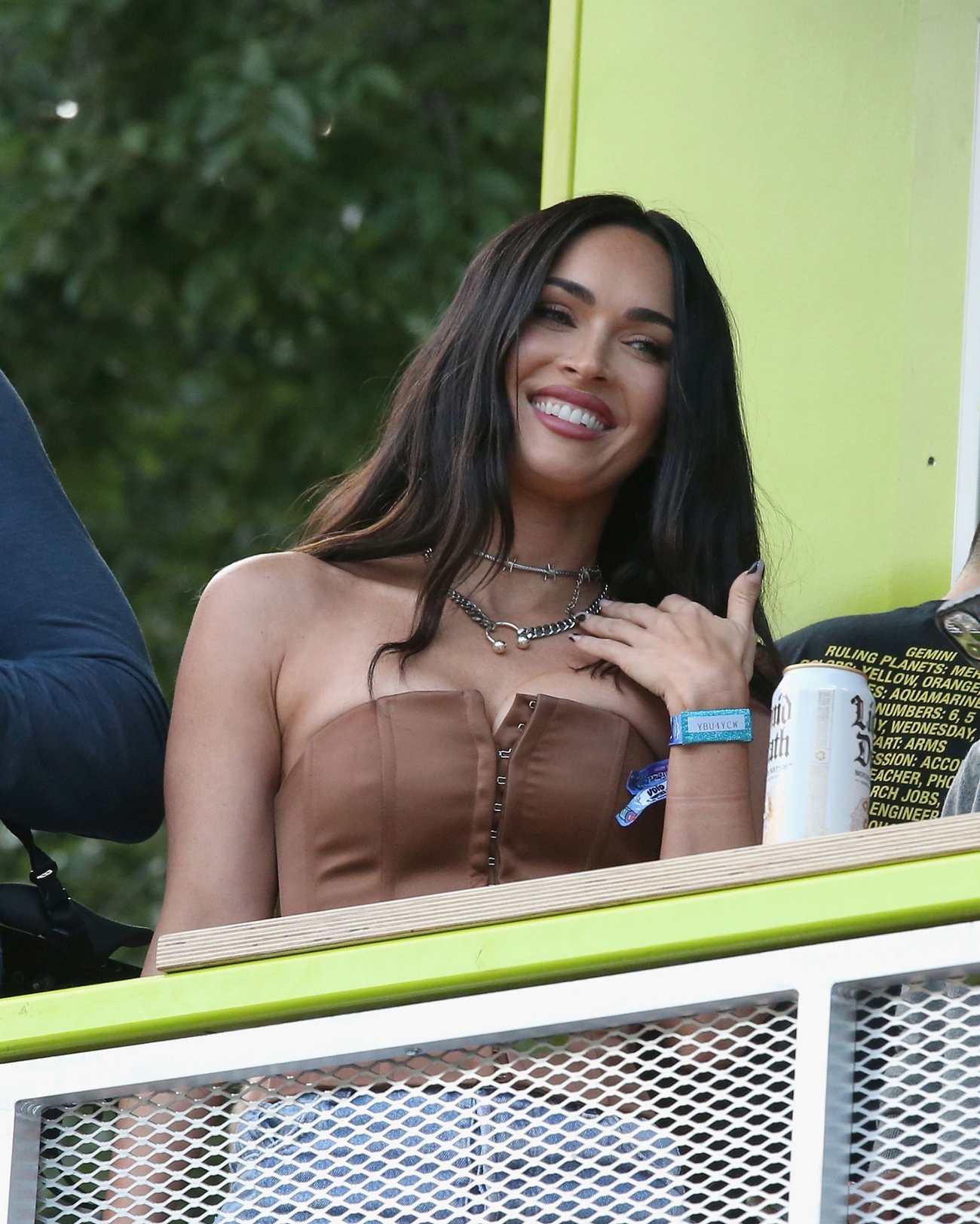 Megan_Fox_-_Attends_Day_3_of_Lollapalooza_in_Chicago_July_312C_2021_00002.jpg