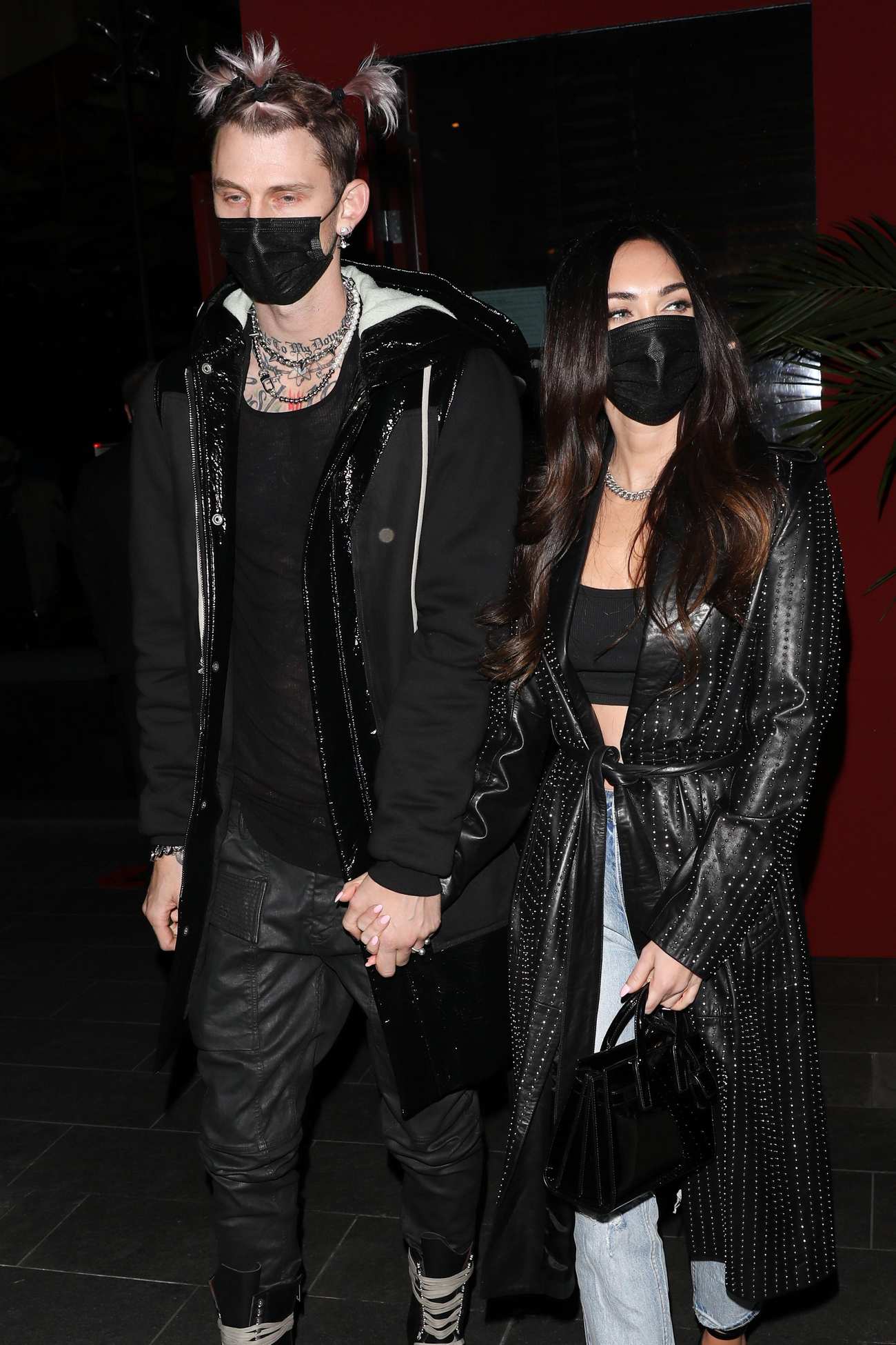 Megan_Fox_-_Dining_at_BOA_steakhouse_in_Los_Angeles_March_52C_2021_04.jpg