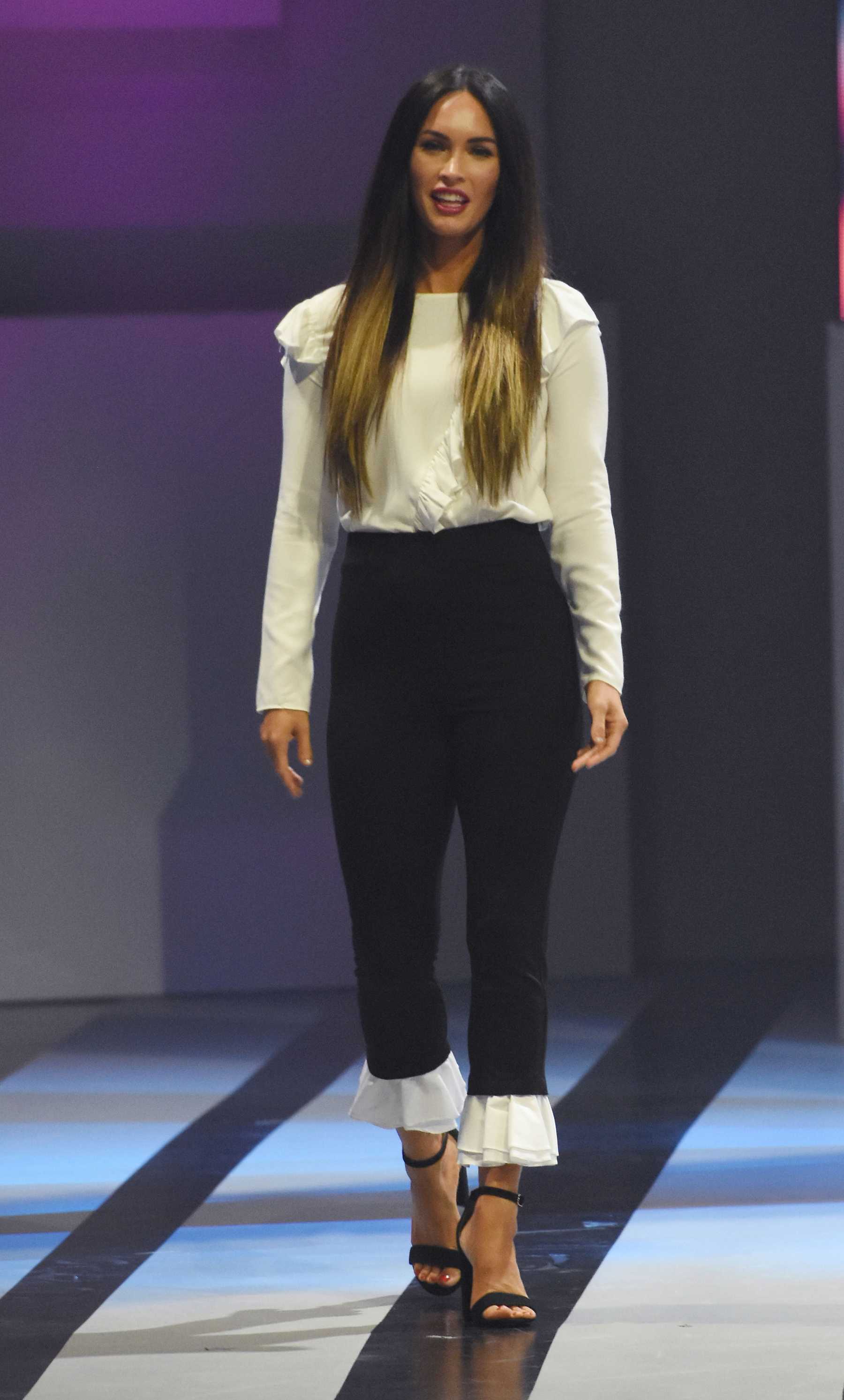 Megan_Fox_-_Fashion_Fest_Kids_AutumnWinter_2017_at_Fronton_Mexico_on_September_7-25.jpg