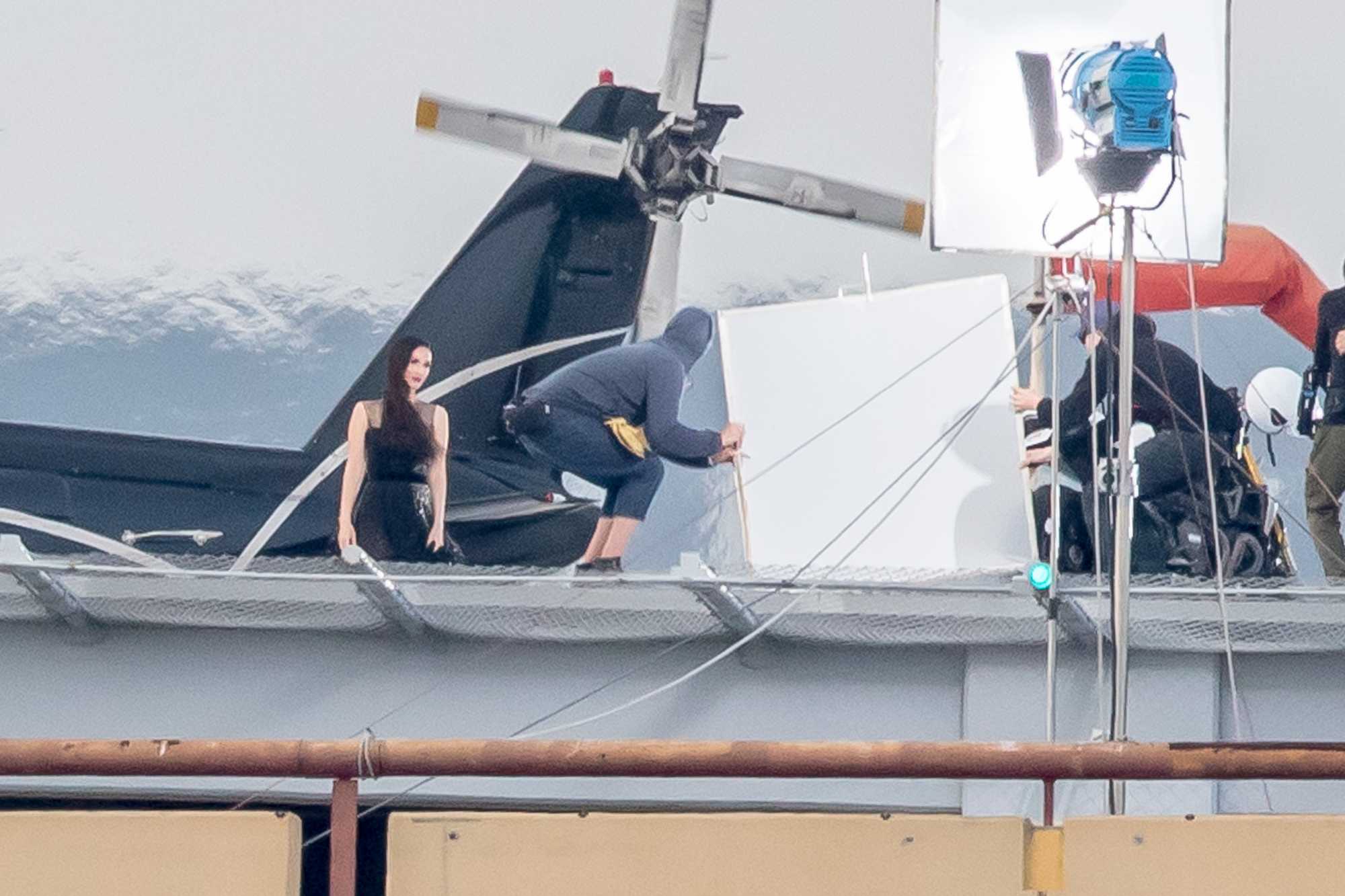 Megan_Fox_-_Filming_on_a_rooftop_in_Los_Angeles_on_May_31-11.jpg