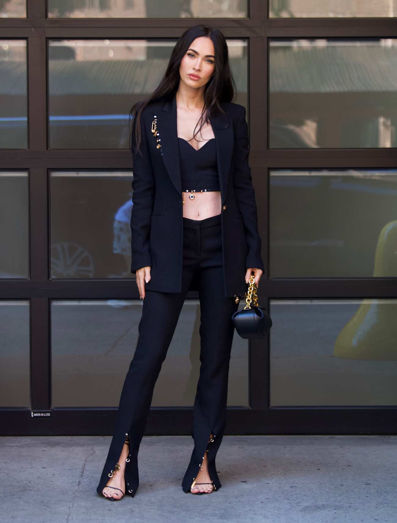 Megan_Fox_-_Grabs_a_coffee_on_her_way_to_an_interview_in_New_York_September_232C_2021_00003.jpg