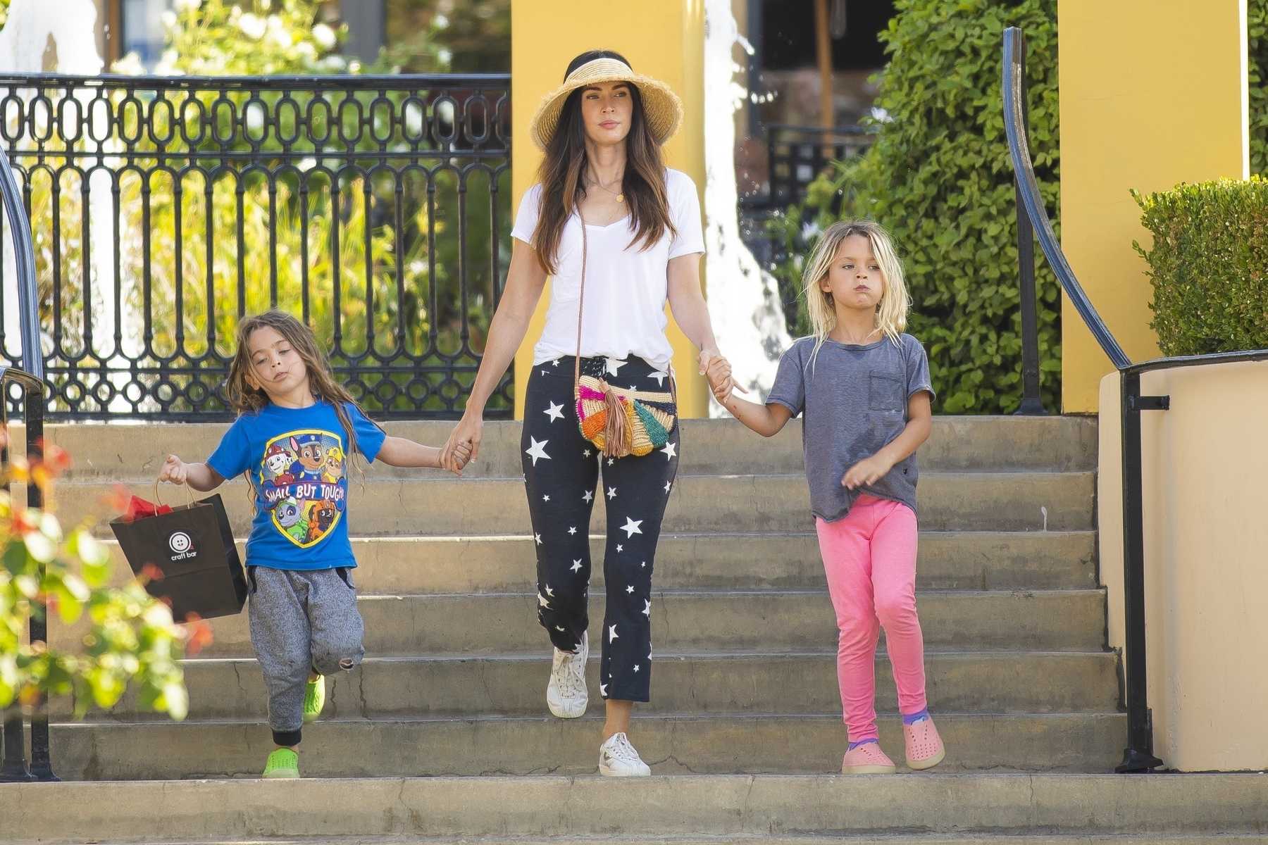 Megan_Fox_-_Leaving_Sugarfish_restaurant_in_Los_Angeles2C_CA_28July_72C_201929-06.jpg