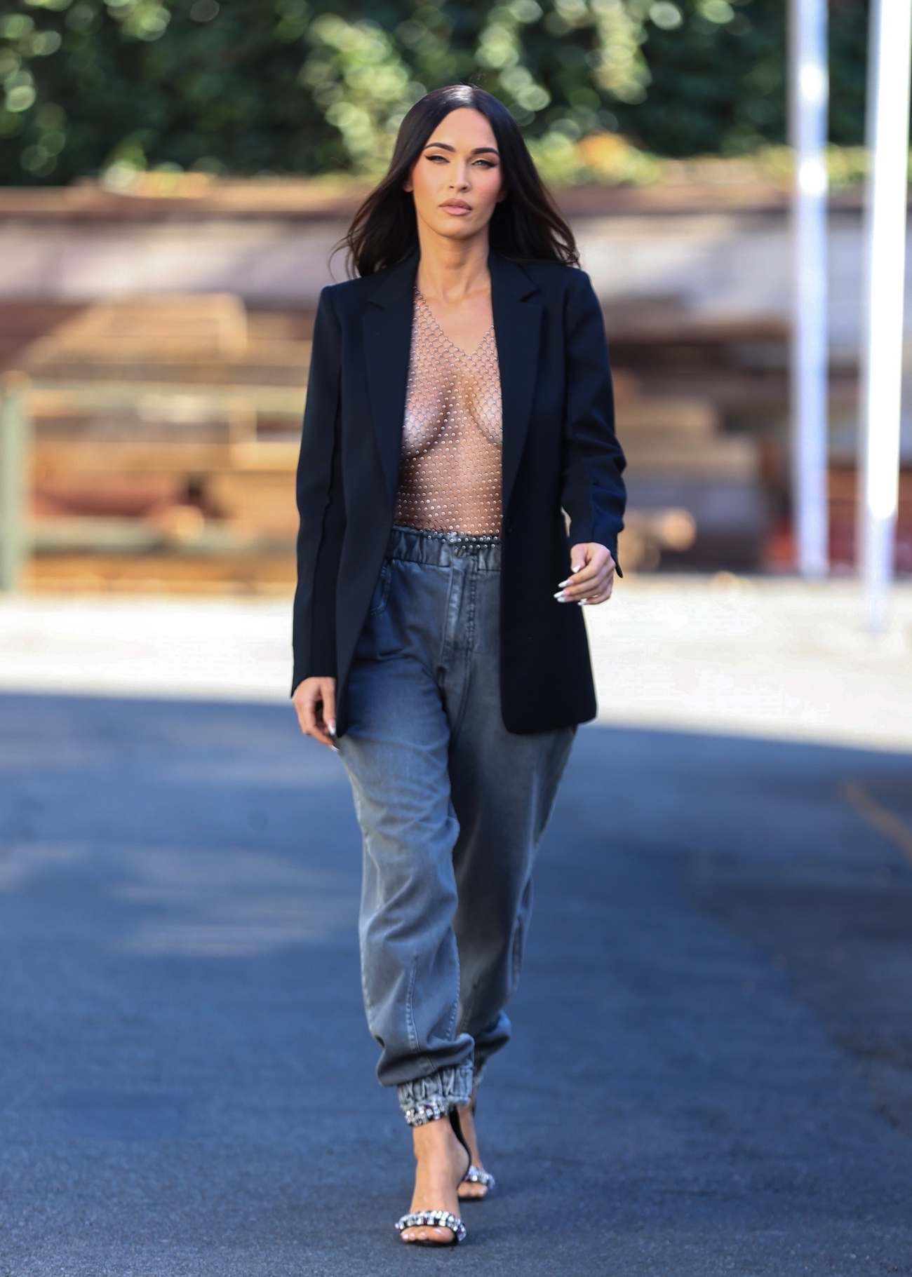 Megan_Fox_-_Leaving_a_photoshoot_In_Los_Angeles2C_California__06112021_10.jpg