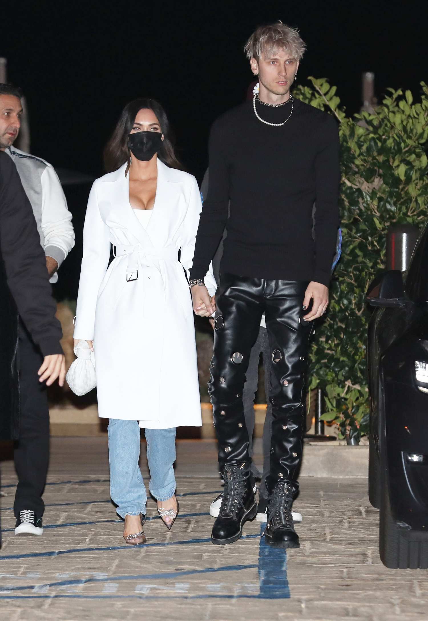 Megan_Fox_-_Out_for_dinner_at_Nobu_in_Los_Angeles_March_132C_2021_02.jpg