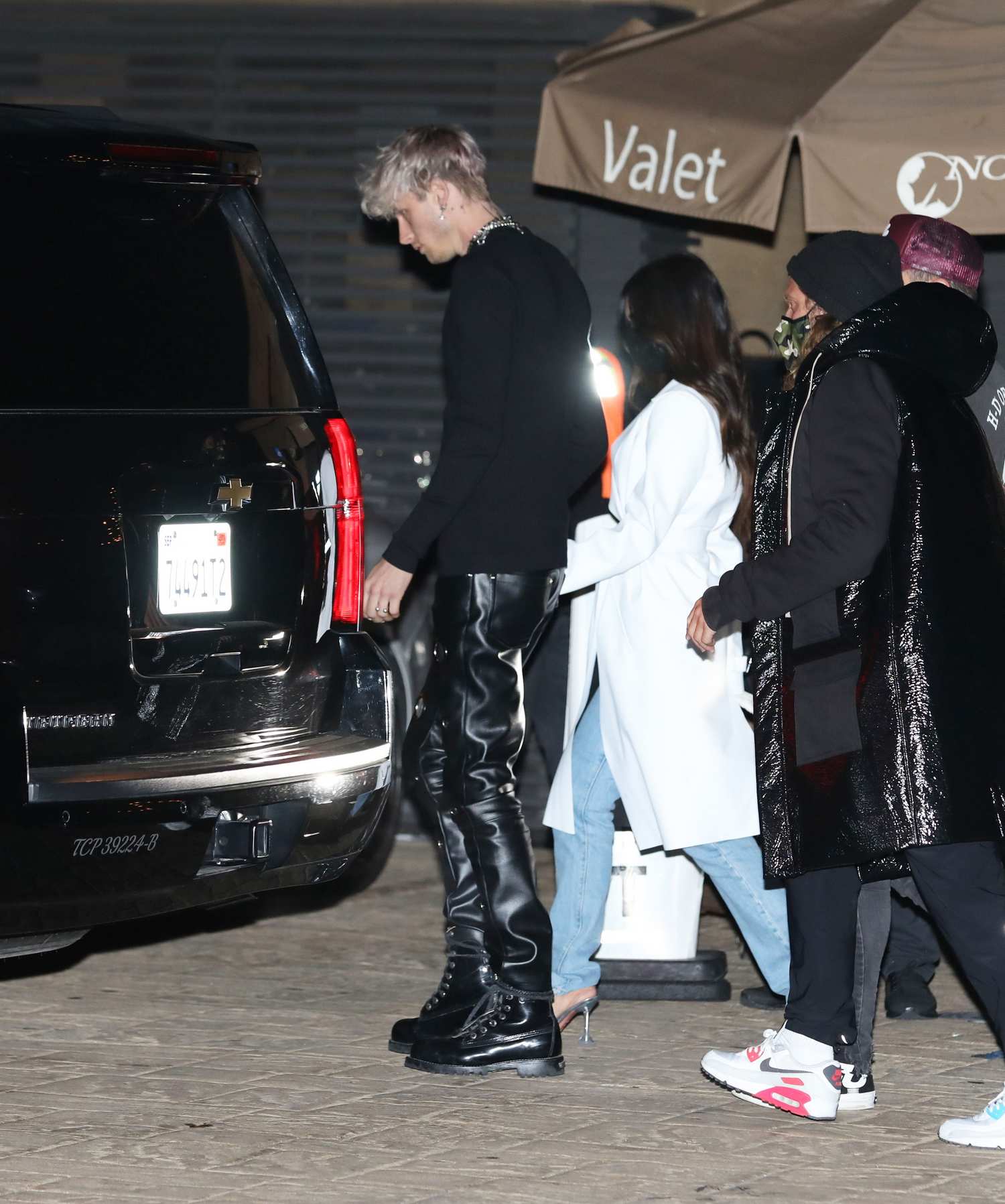 Megan_Fox_-_Out_for_dinner_at_Nobu_in_Los_Angeles_March_132C_2021_06.jpg