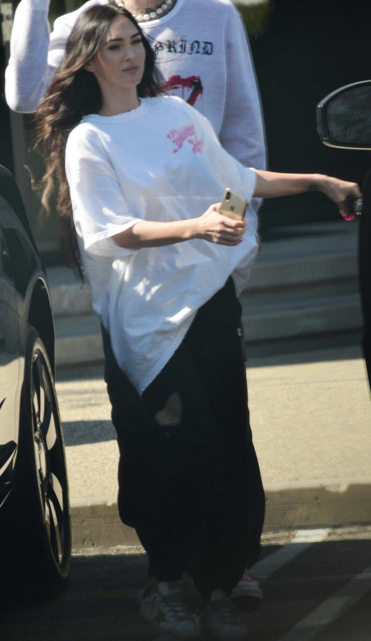 Megan_Fox_-_Out_in_Los_Angeles_June_42C_2021_04.jpg