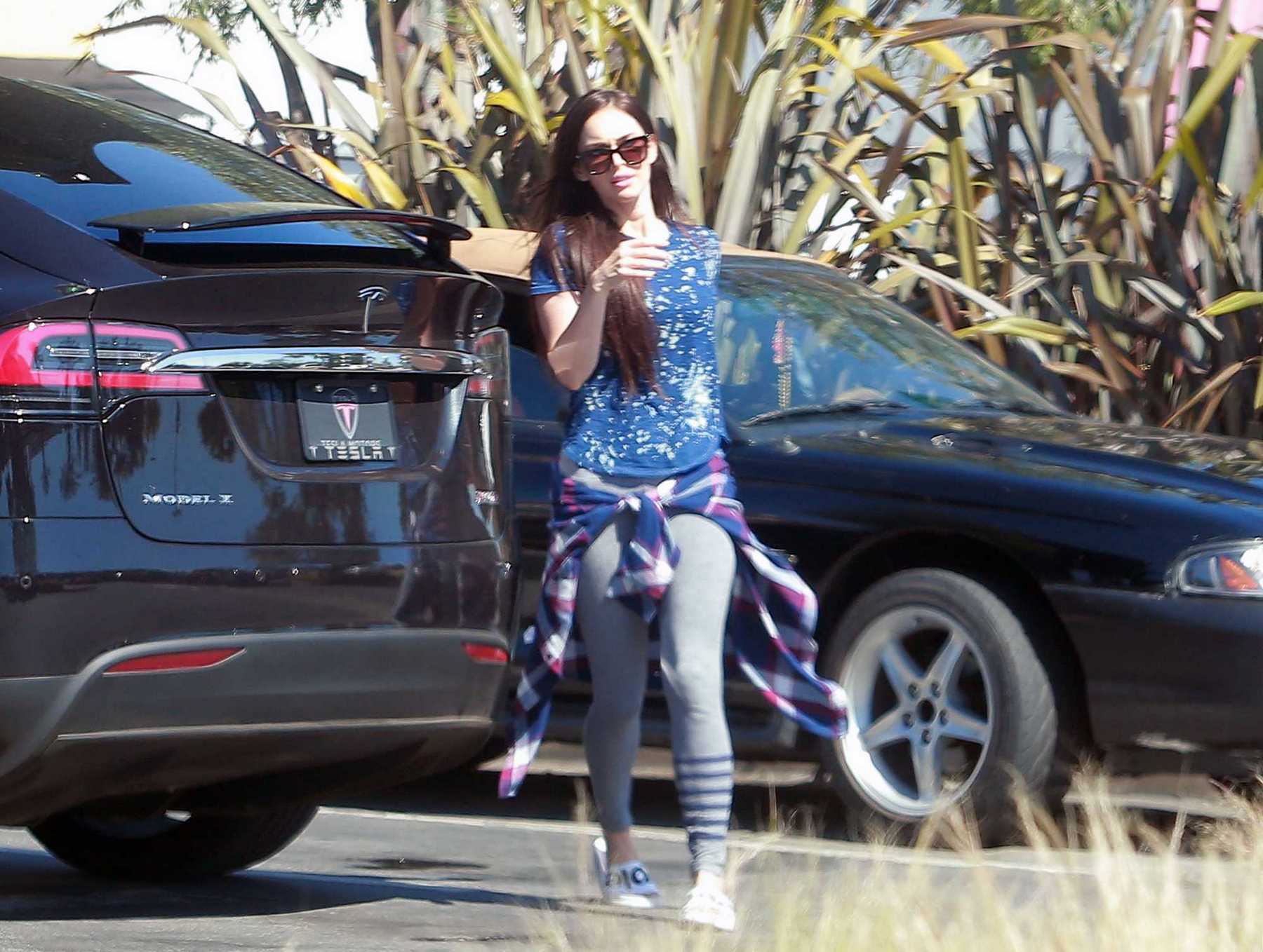 Megan_Fox_-_Out_in_Los_Angeles_on_April_2-01.jpg