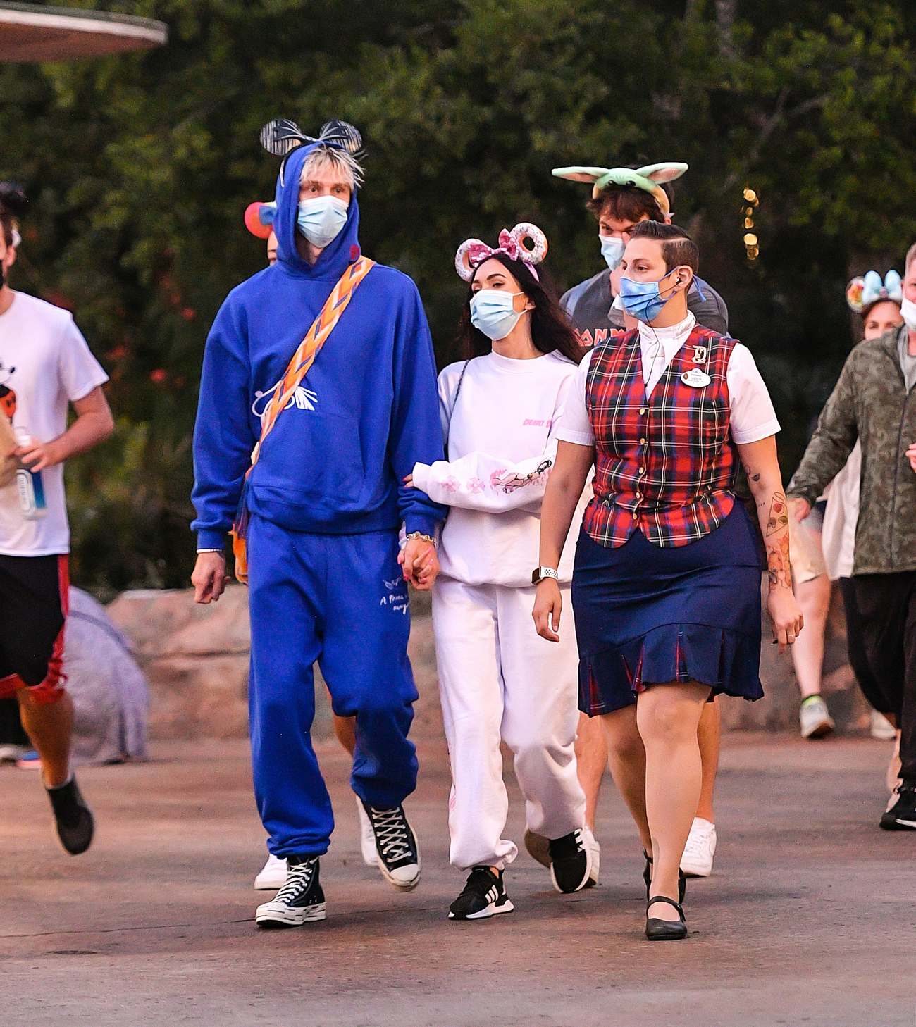 Megan_Fox_-_Spends_the_day_with_friends_and_family_at_Disneyland_in_Anaheim2C_CA_June_32C_2021_09.jpg