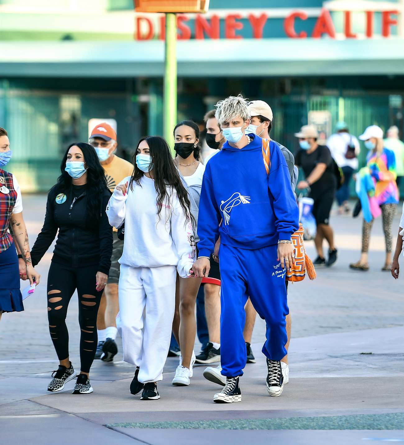 Megan_Fox_-_Spends_the_day_with_friends_and_family_at_Disneyland_in_Anaheim2C_CA_June_32C_2021_12.jpg