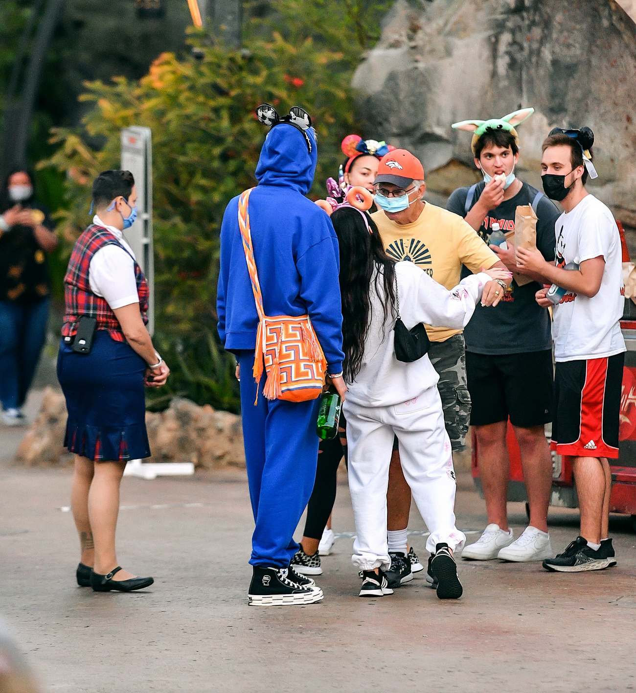 Megan_Fox_-_Spends_the_day_with_friends_and_family_at_Disneyland_in_Anaheim2C_CA_June_32C_2021_16.jpg