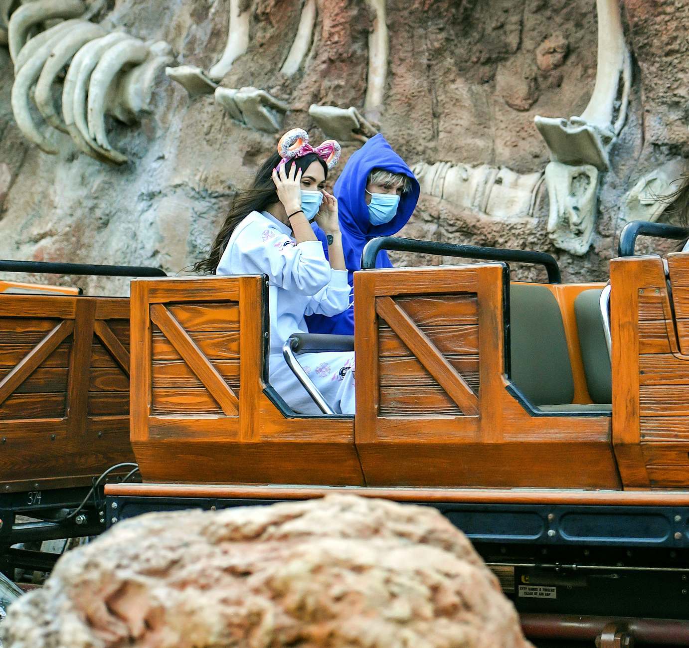 Megan_Fox_-_Spends_the_day_with_friends_and_family_at_Disneyland_in_Anaheim2C_CA_June_32C_2021_19.jpg