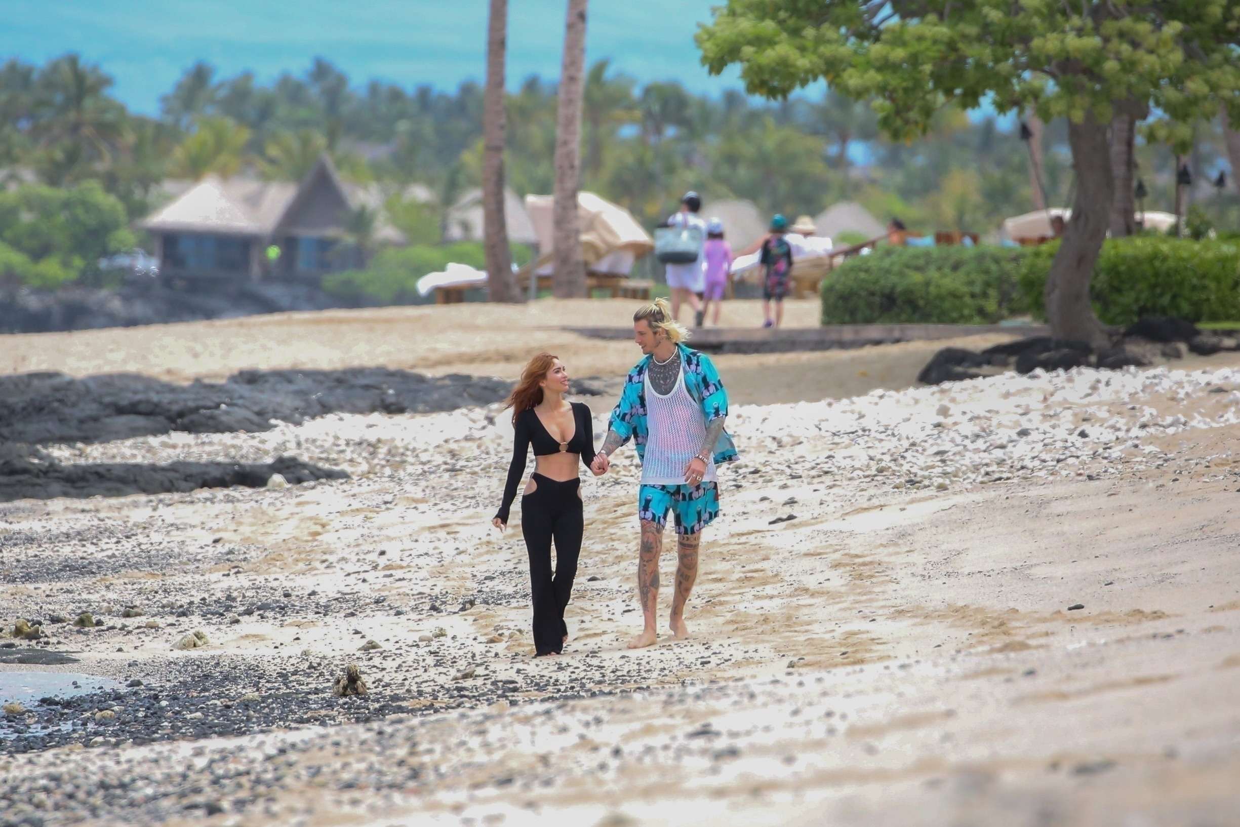 Megan_Fox_-___MGK_are_seen_enjoying_a_vacation_in_Hawaii2C_0406202308.jpg