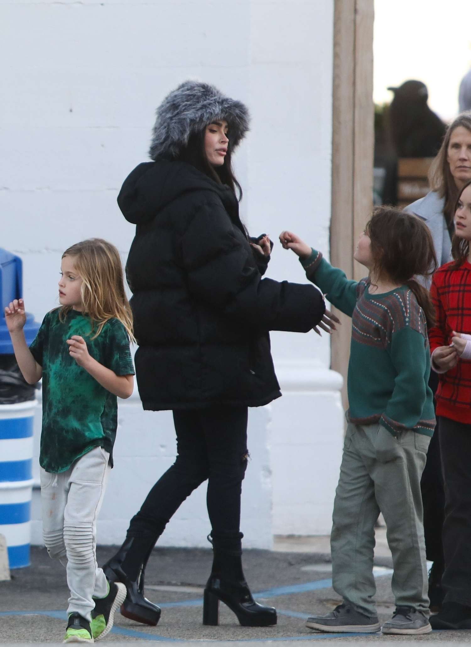 Megan_Fox_-___MGK_are_seen_out_shopping_in_Malibu2C_California__1221202203.jpg