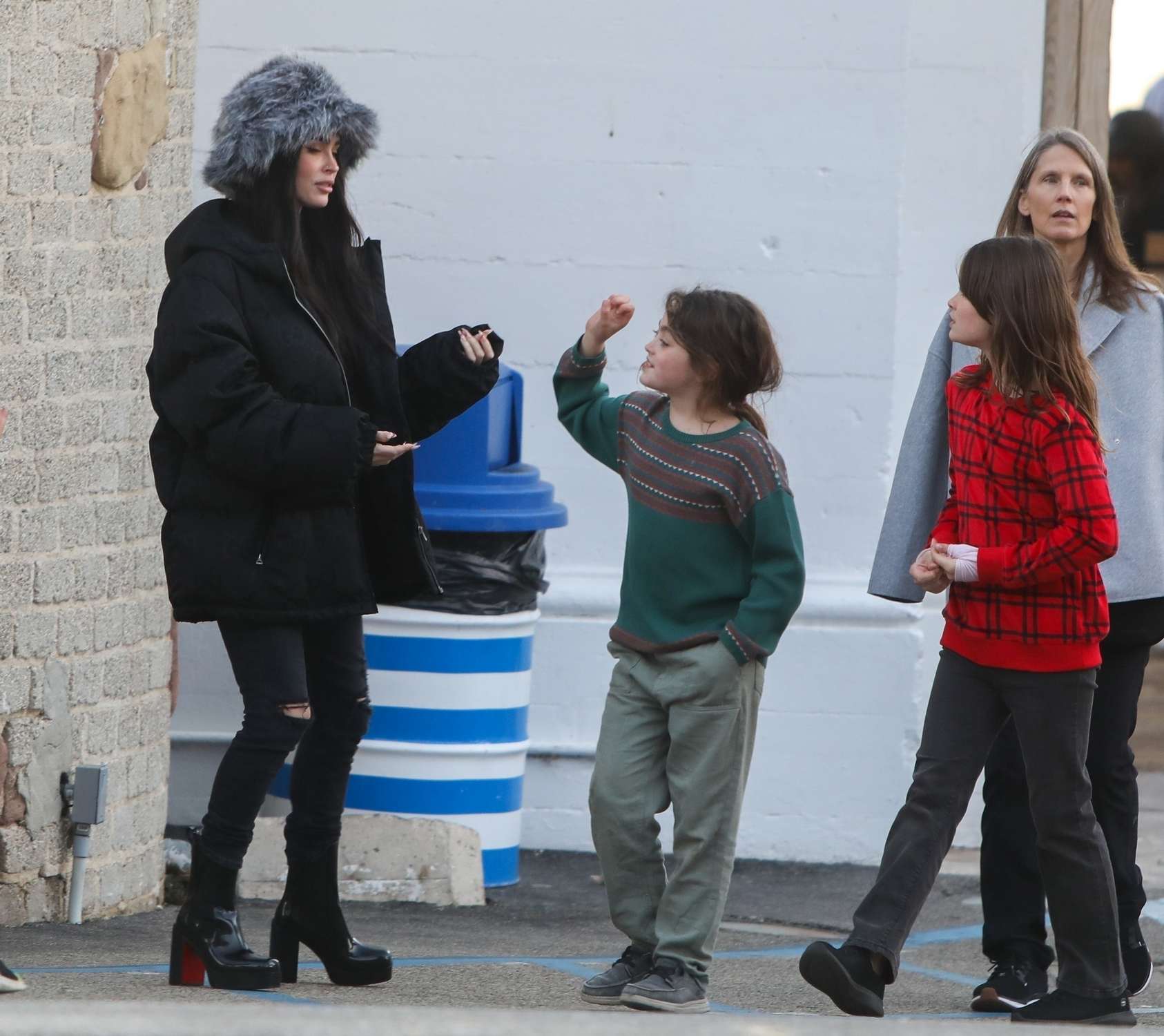 Megan_Fox_-___MGK_are_seen_out_shopping_in_Malibu2C_California__1221202205.jpg