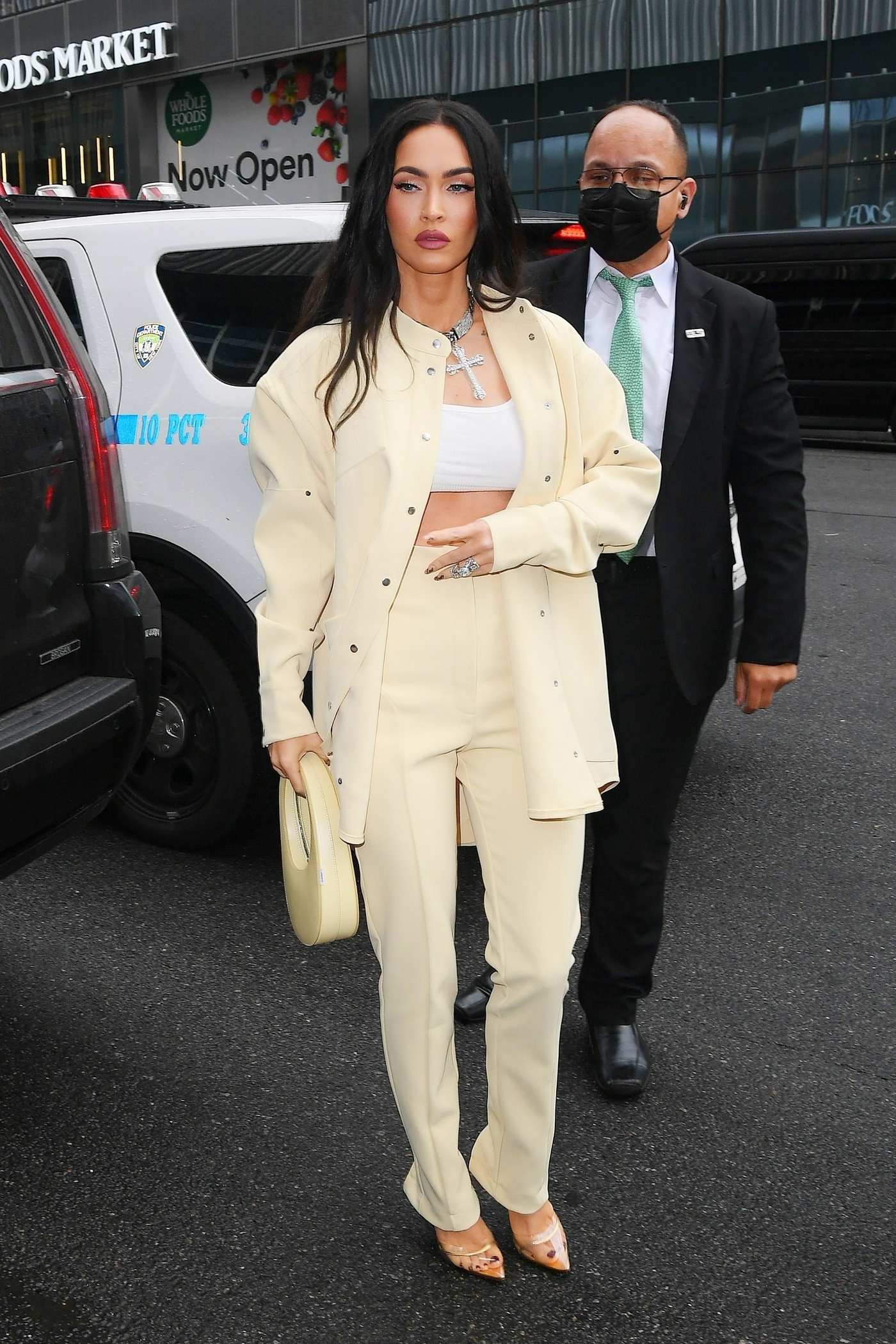 Megan_Fox_-_arrives_to_the_Revolve_Gallery_in_New_York2C_09092021_00002.jpg
