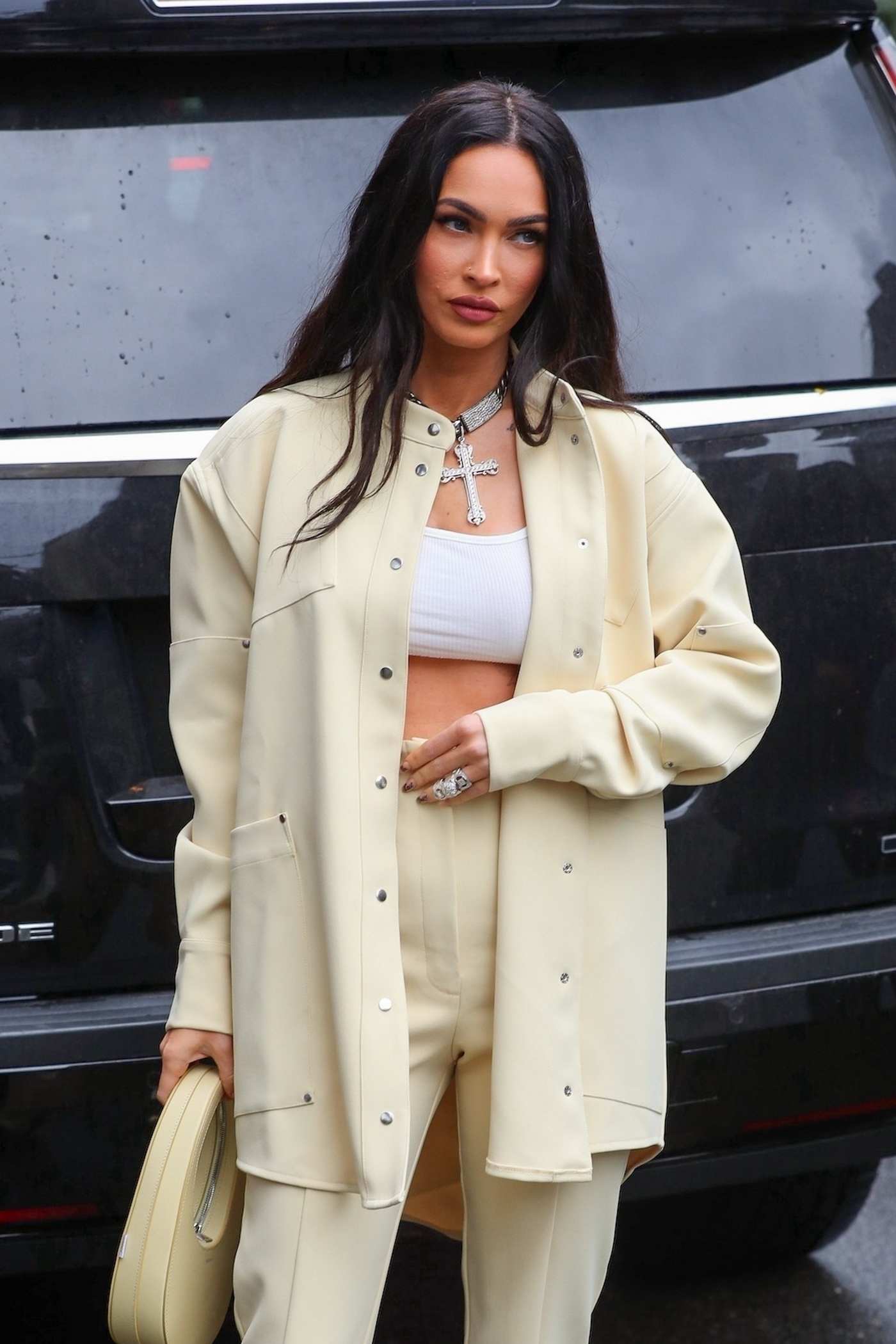 Megan_Fox_-_arrives_to_the_Revolve_Gallery_in_New_York2C_09092021_00003.jpg