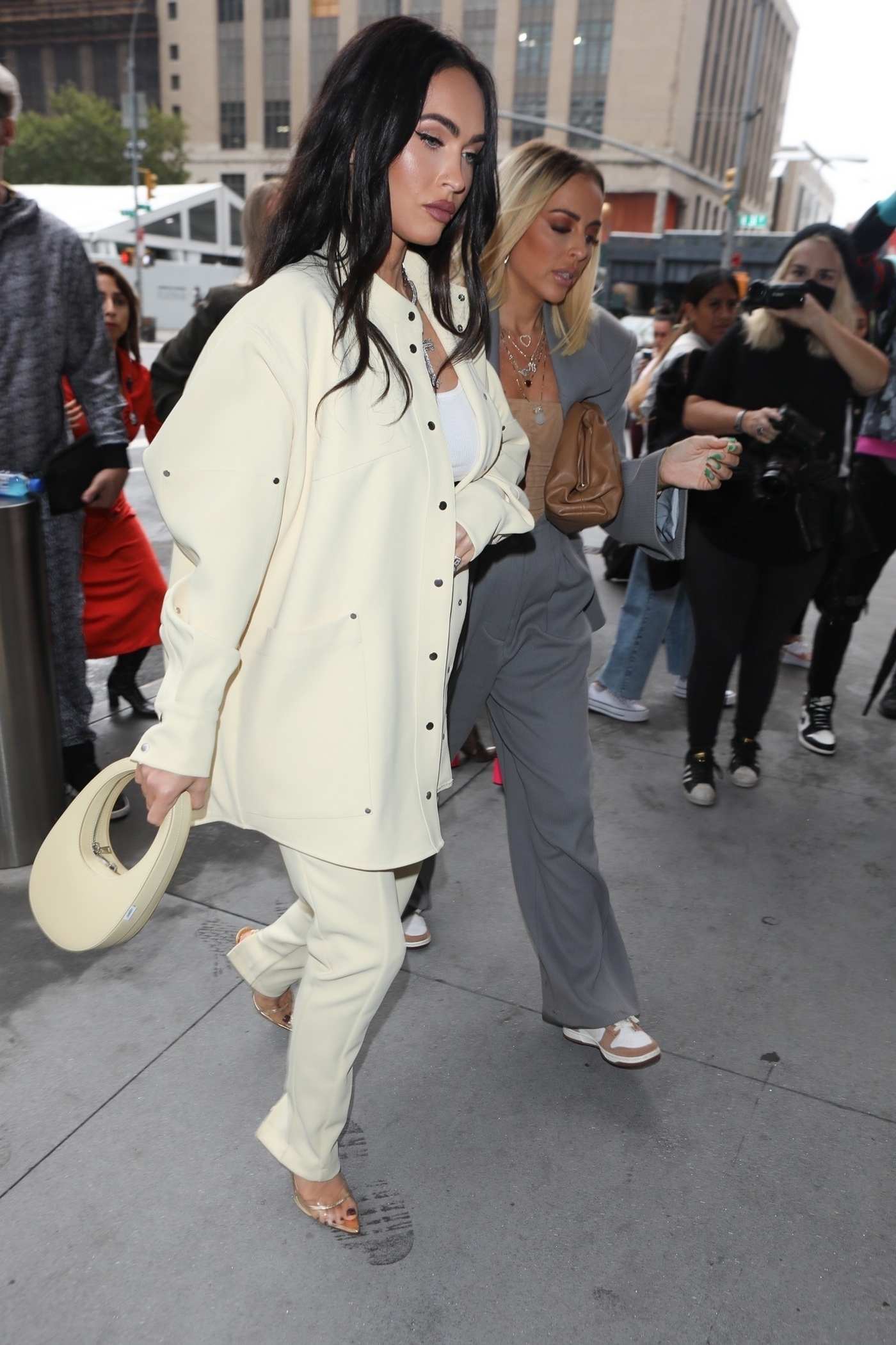 Megan_Fox_-_arrives_to_the_Revolve_Gallery_in_New_York2C_09092021_00014.jpg