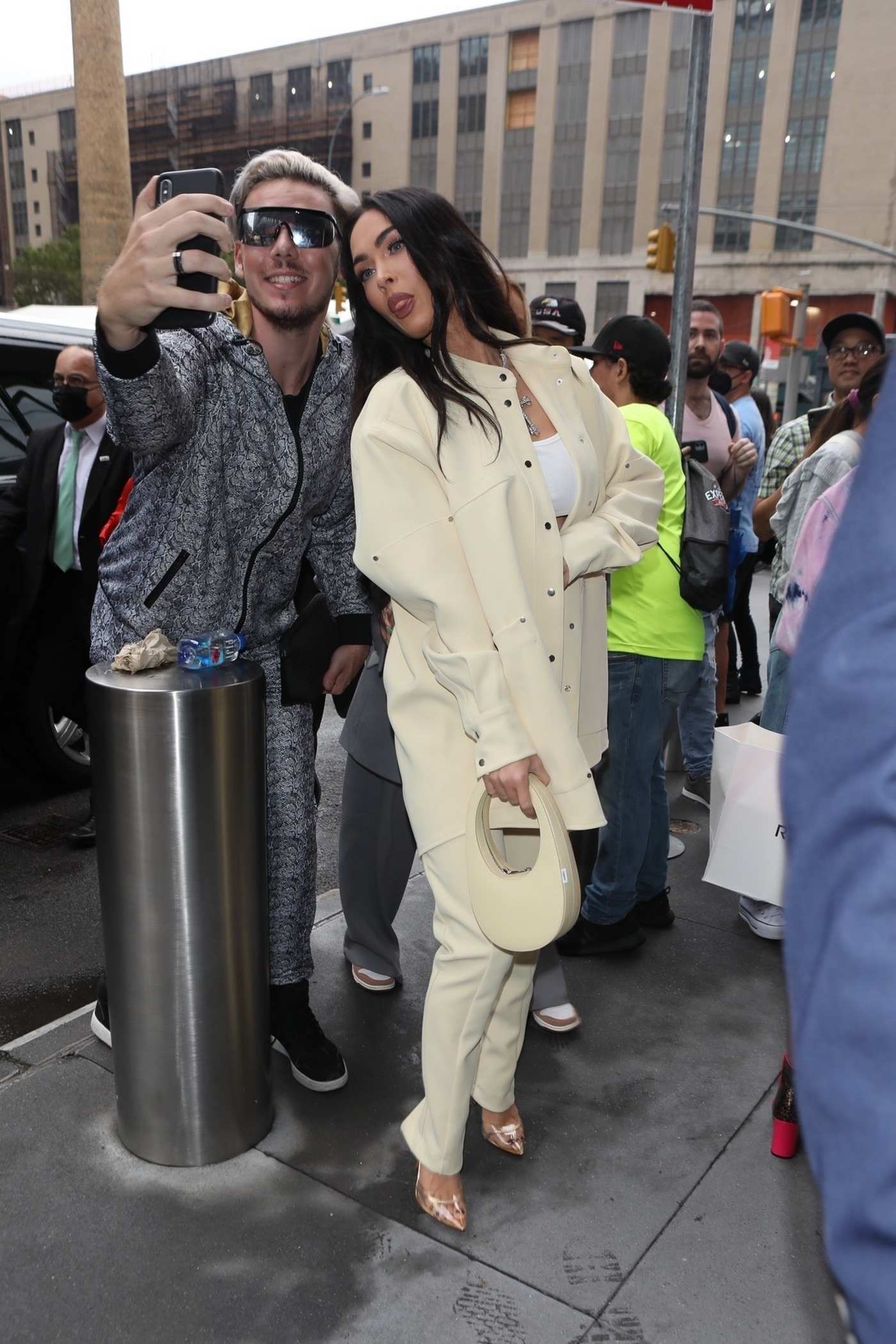 Megan_Fox_-_arrives_to_the_Revolve_Gallery_in_New_York2C_09092021_00018.jpg