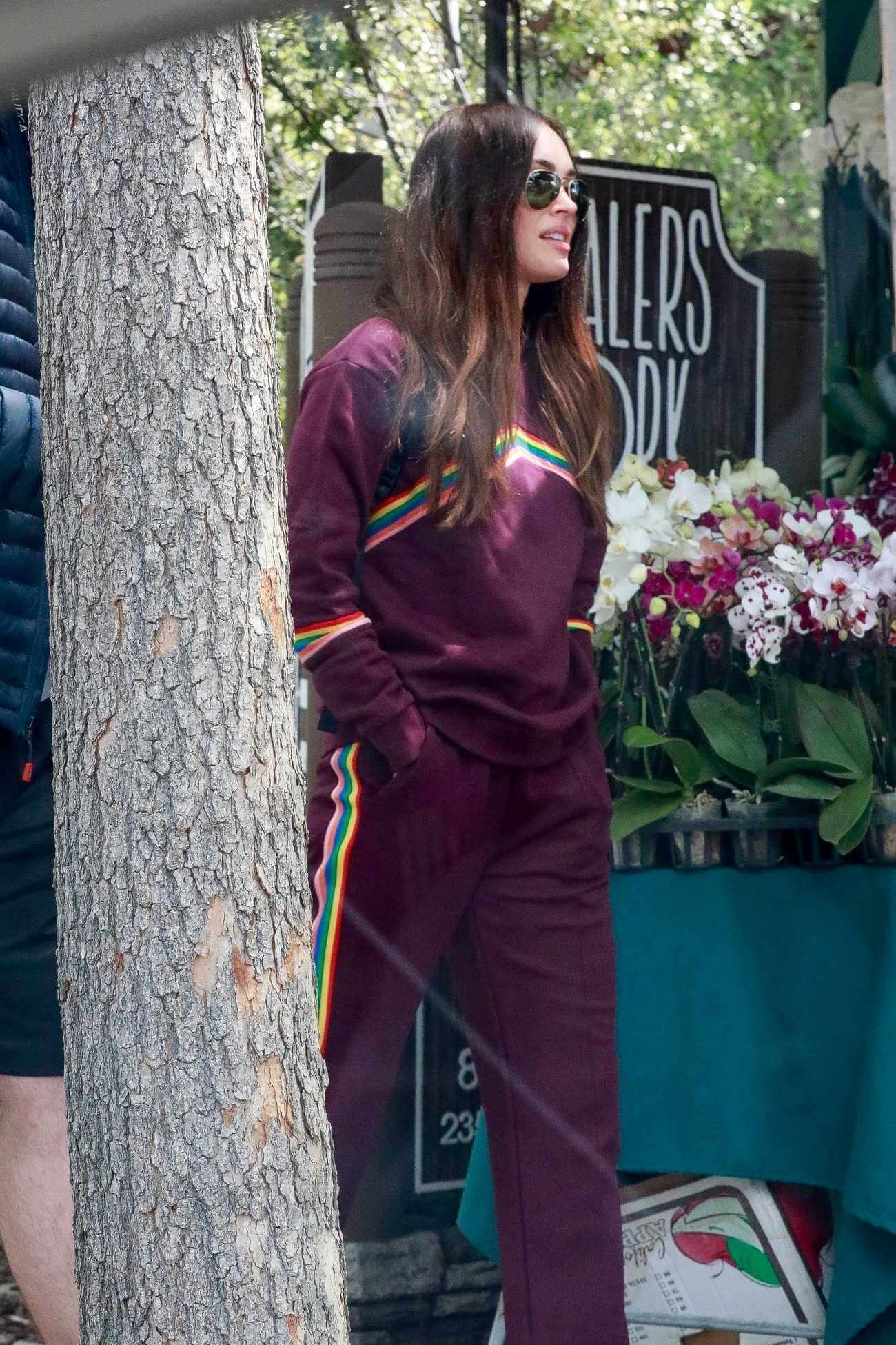 Megan_Fox_-_shopping_with_friends_in_Calabasas2C_04272019-04.jpg