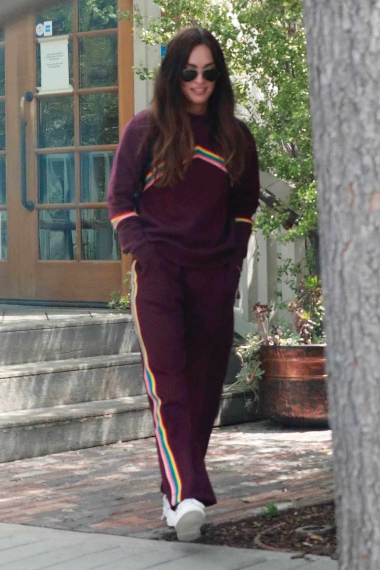 Megan_Fox_-_shopping_with_friends_in_Calabasas2C_04272019-05.jpg