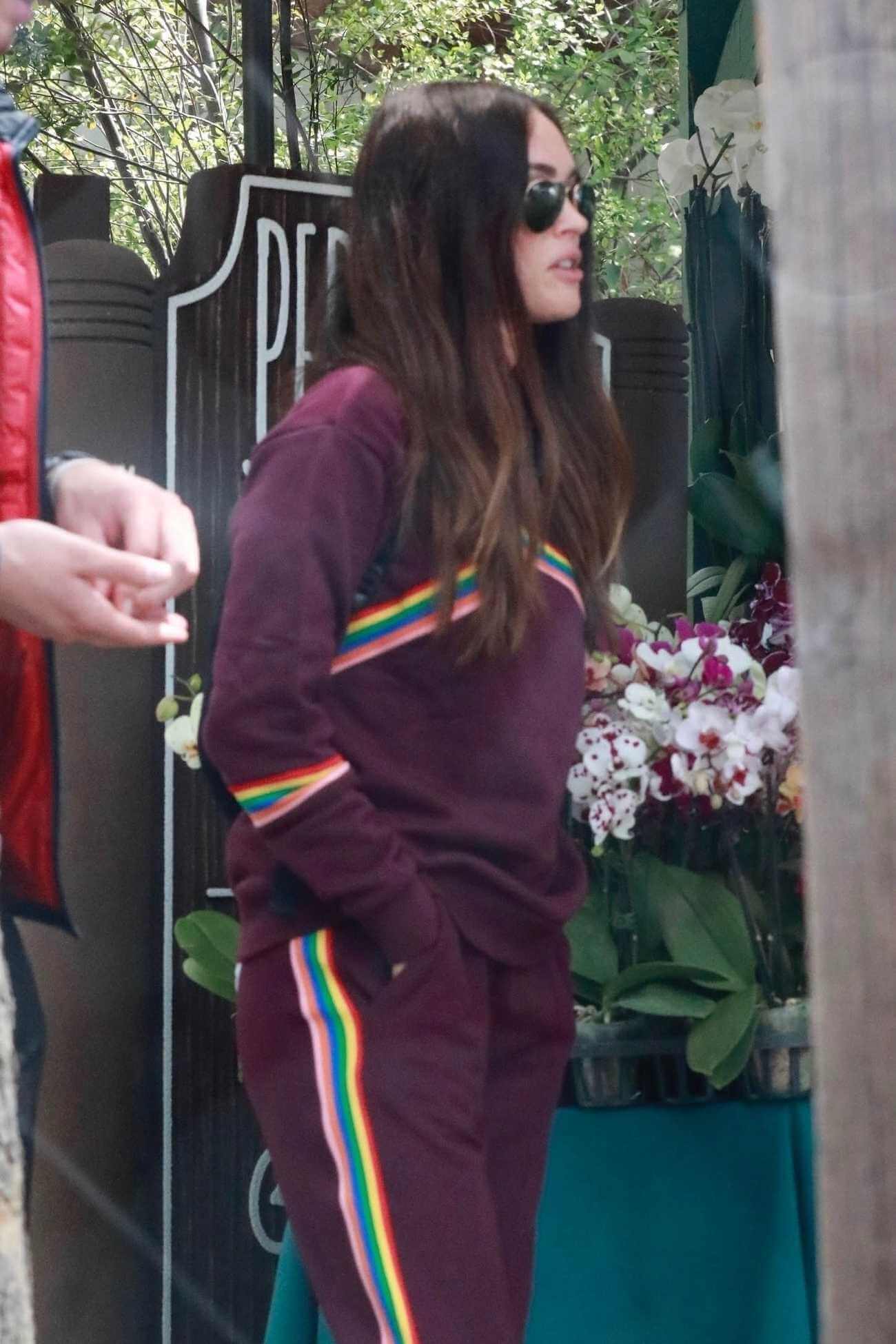 Megan_Fox_-_shopping_with_friends_in_Calabasas2C_04272019-06.jpg