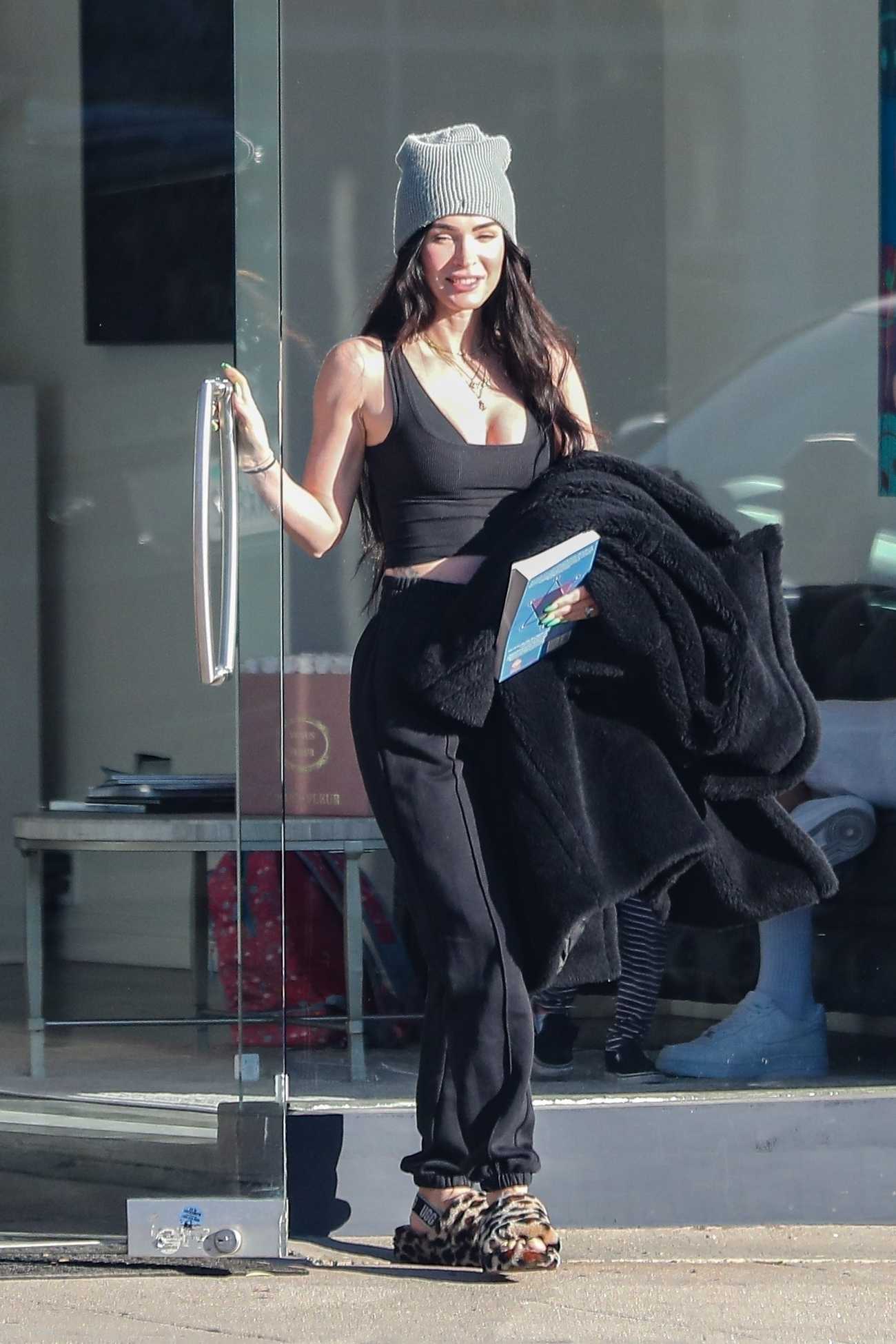 Megan_Fox_-_spotted_leaving_Elite_Aesthetics_medical_spa_in_Los_Angeles2C_California__0217202200004.jpg
