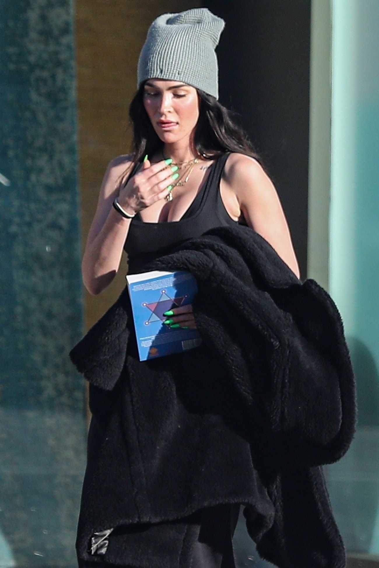 Megan_Fox_-_spotted_leaving_Elite_Aesthetics_medical_spa_in_Los_Angeles2C_California__0217202200005.jpg