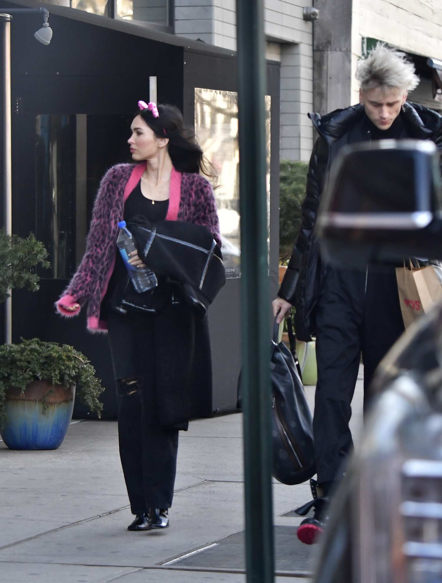 Megan_Fox___Machine_Gun_Kelly_-_arriving_at_a_hotel_in_New_York_City_01282021_06.jpg