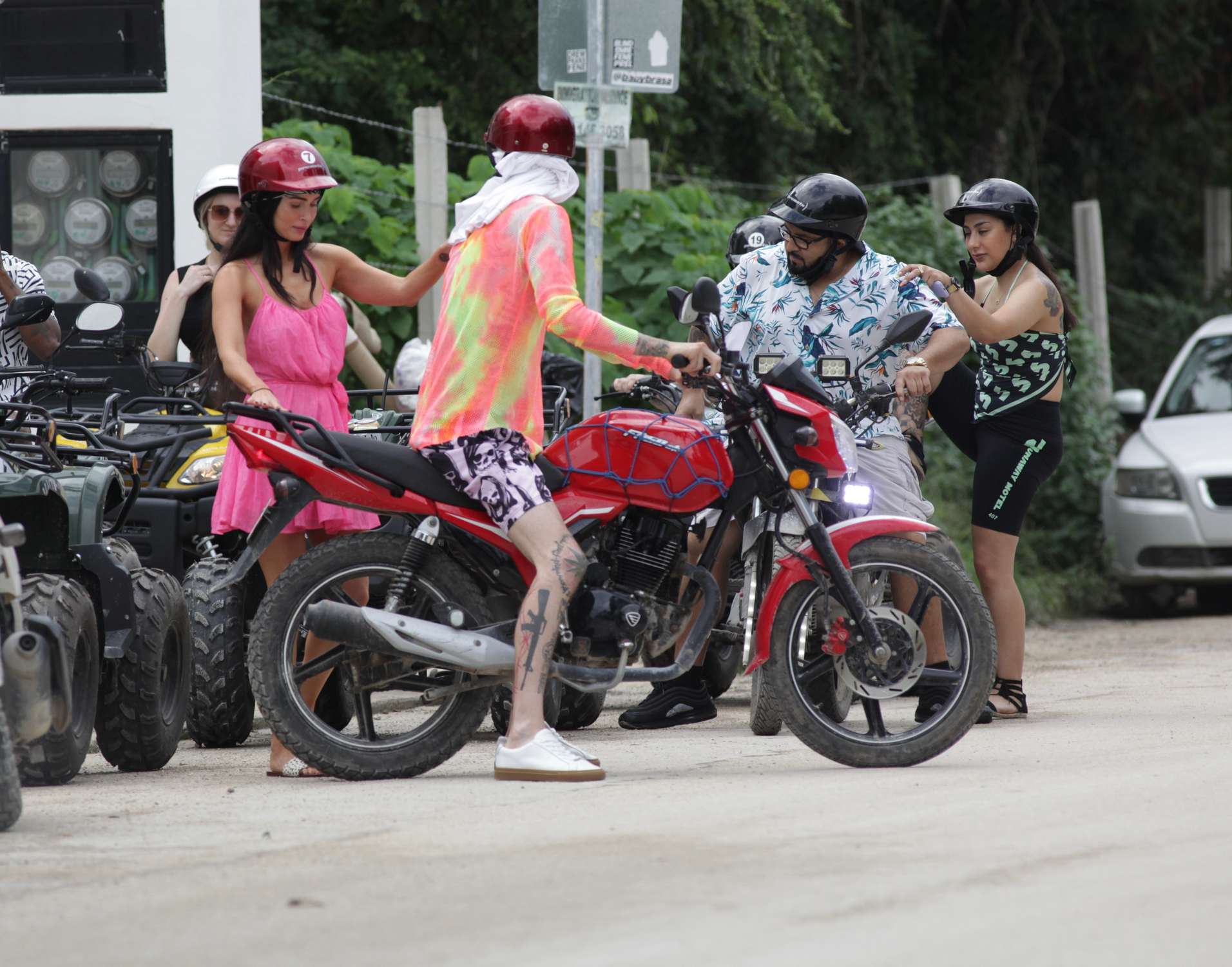 Megan_Fox___Out_and_about_in_Mexico_16th_November_202112.jpg