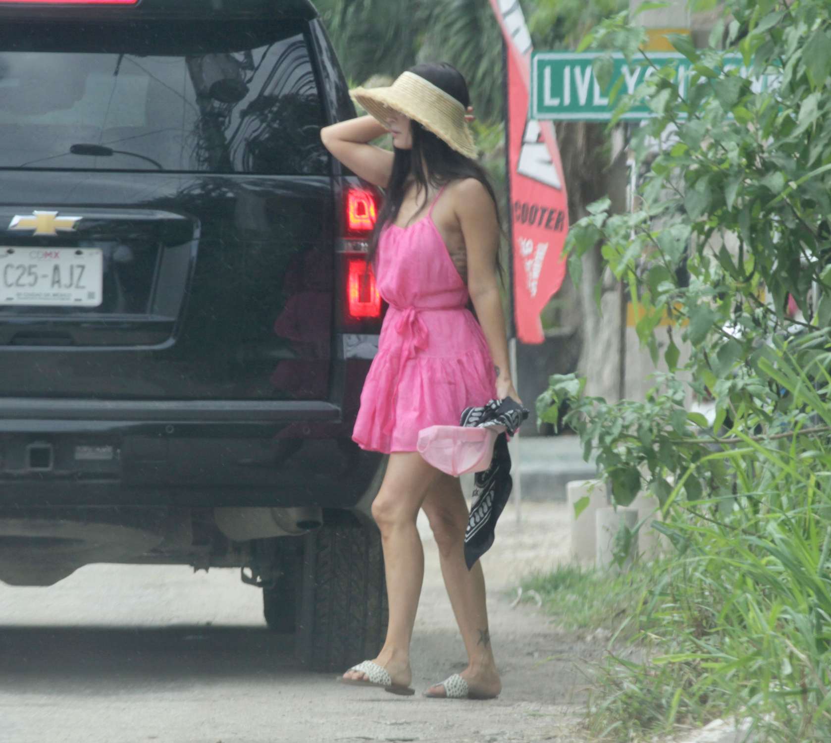 Megan_Fox___Out_and_about_in_Mexico_16th_November_202115.jpg